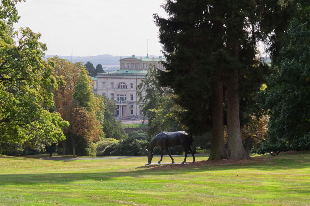 Villa Hügel with sculpture by Albert Hinrich Hußmann, bronze, ca. 1914