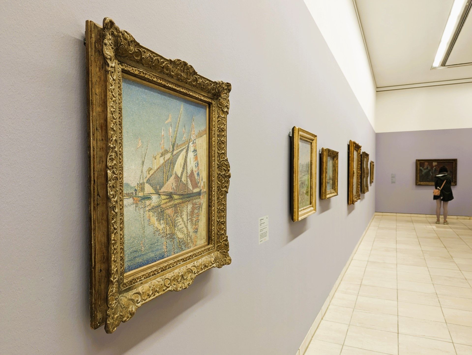 Kulturfans finden in der Impressionismus-Galerie des Von der Heydt-Museums in Wuppertal Meisterwerke wie das Gemälde Der Hafen von Saint-Tropez von Paul Signac vor