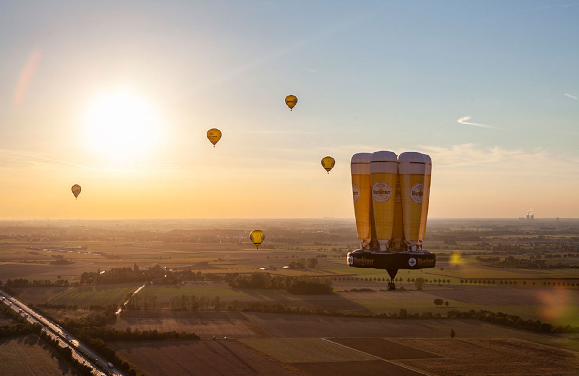 A balloon in the shape of typical Warsteiner beer glasses also flies at lofty heights