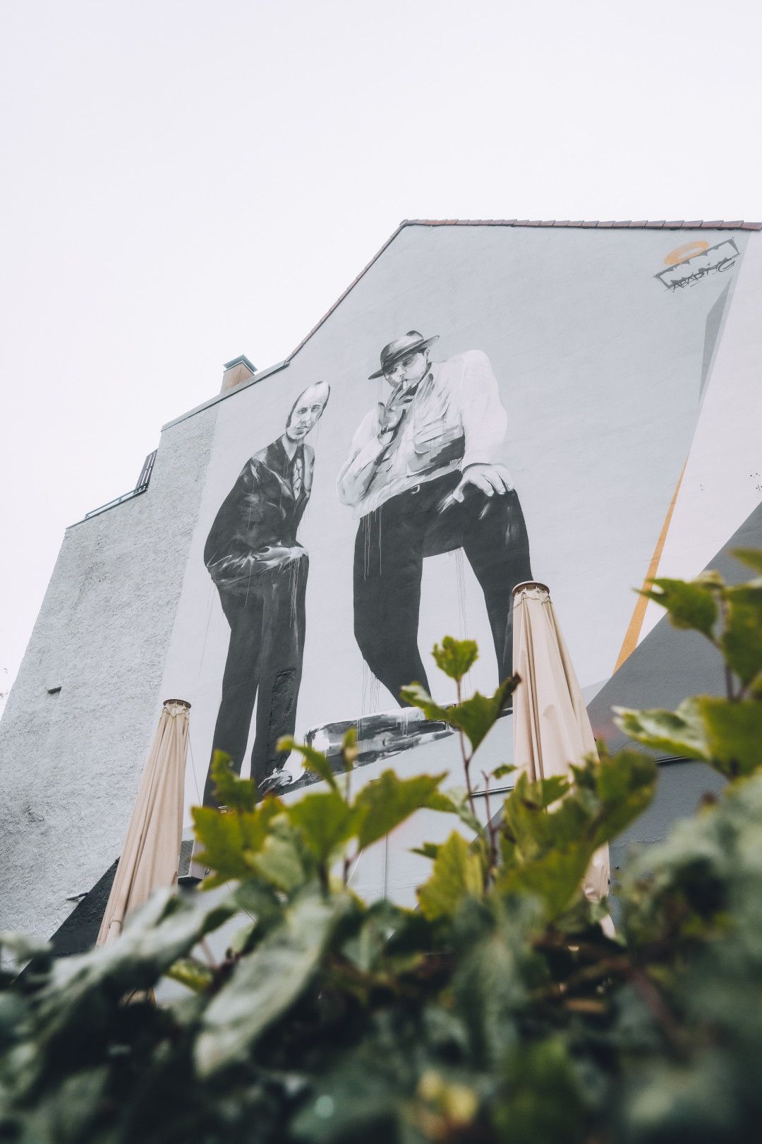 Johannes Höhn,Tourismus NRW e.V. ; StreetArt-Künstler: Philipp Kömen, Graffiti zeigt Hans Hollein und Joseph Beuys  in Mönchengladbach