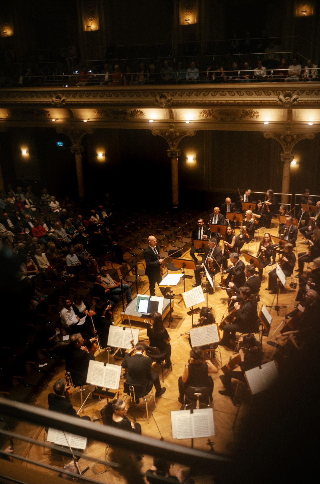 Das Orchester nimmt auf der großen Bühne der Historischen Stadthalle Position ein