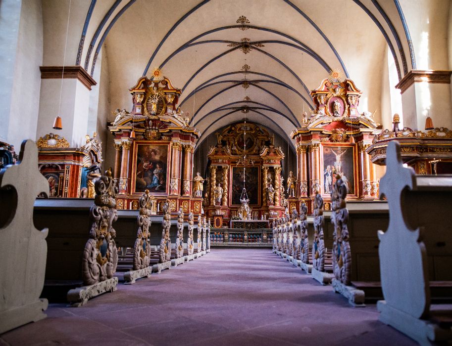 The baroque former monastery church directly adjoins the Westwerk and impresses with its furnishings