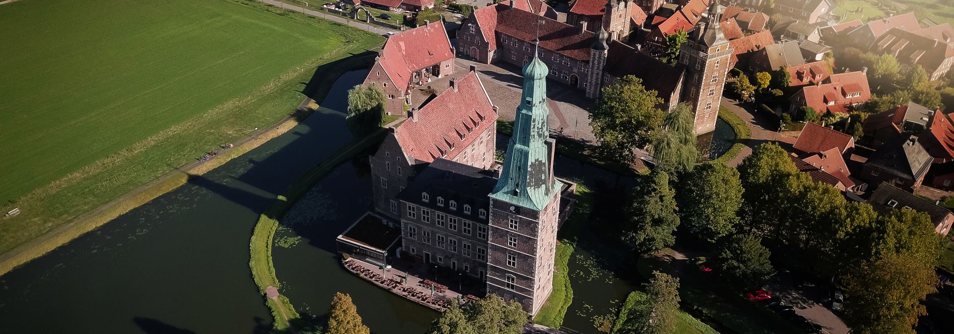 Raesfeld Castle consists of a chapel, bailey and main castle. The castle complex is surrounded by a historic freedom, i.e. a small town