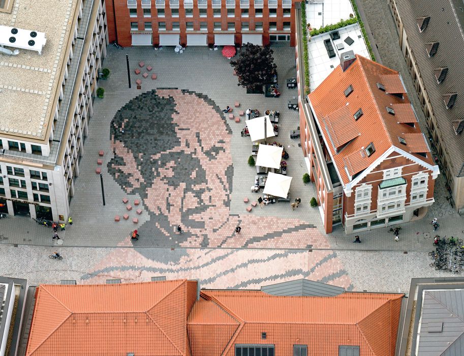 The Pablo Picasso Münster Art Museum is located on Picassoplatz. Guests can recognize his portrait on the floor