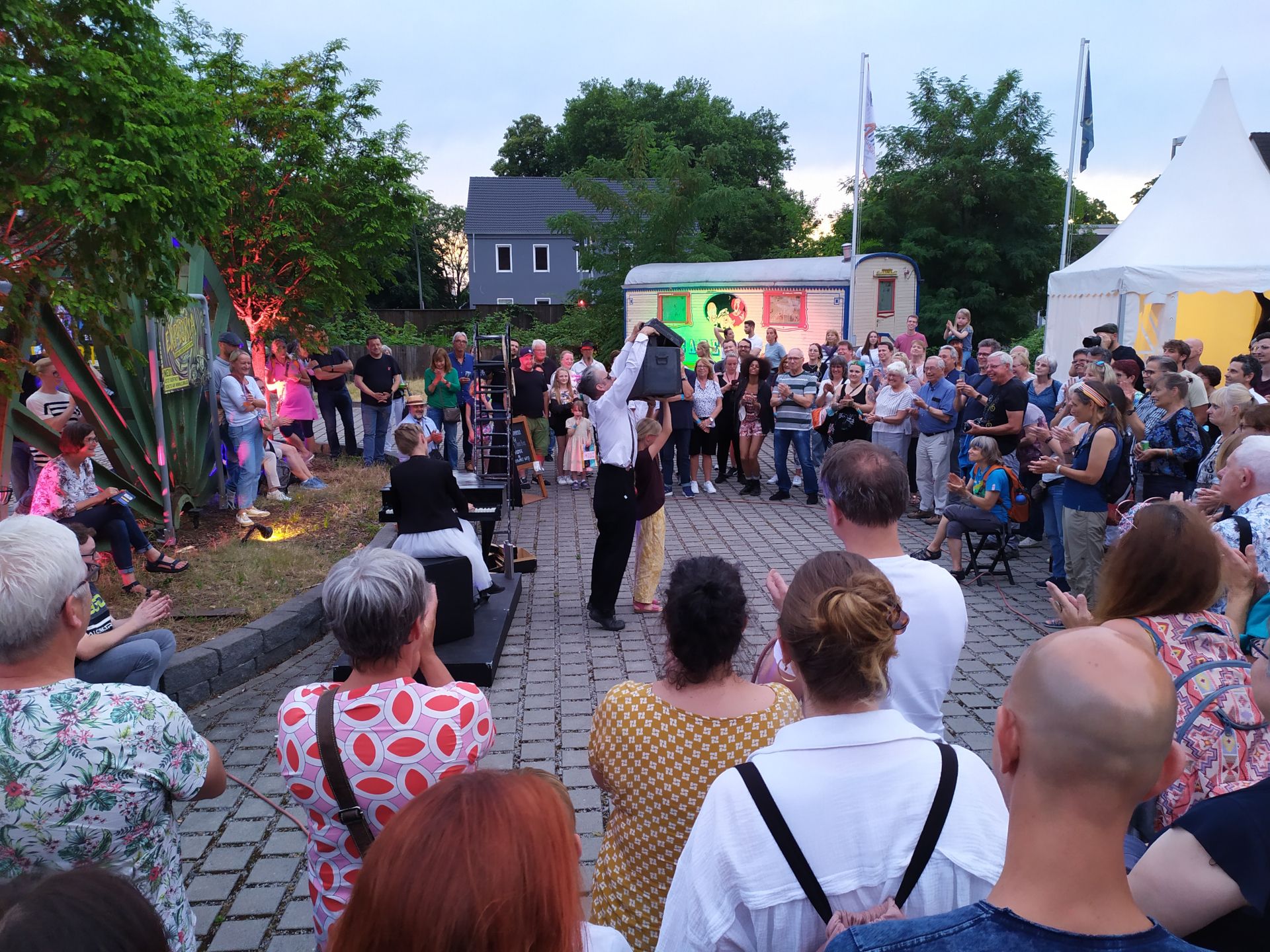 Stage artists from various disciplines perform at ExtraSchicht. The audience has already been enchanted by acrobats and magicians at the Eloria Erlebnisfabrik in Bottrop