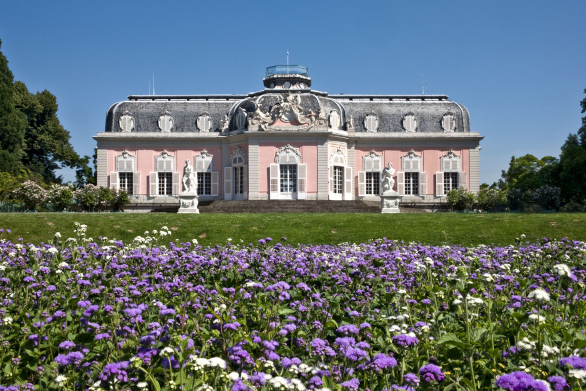 Blumen vor Schloss Benrath