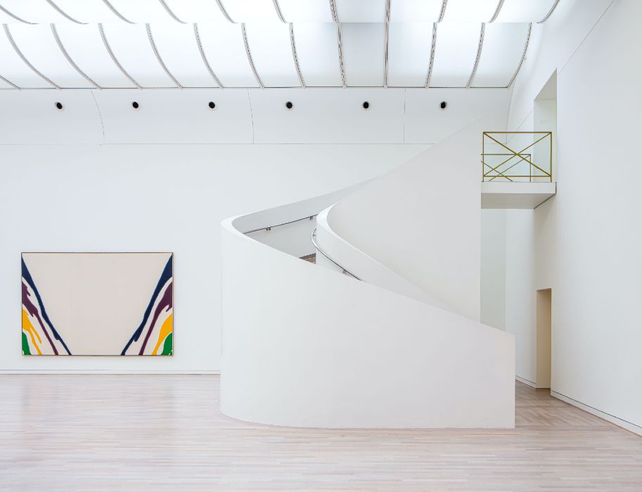 The interiors in the K20 of the Kunstsammlung Nordrhein-Westfalen are bright, with clear lines and shapes