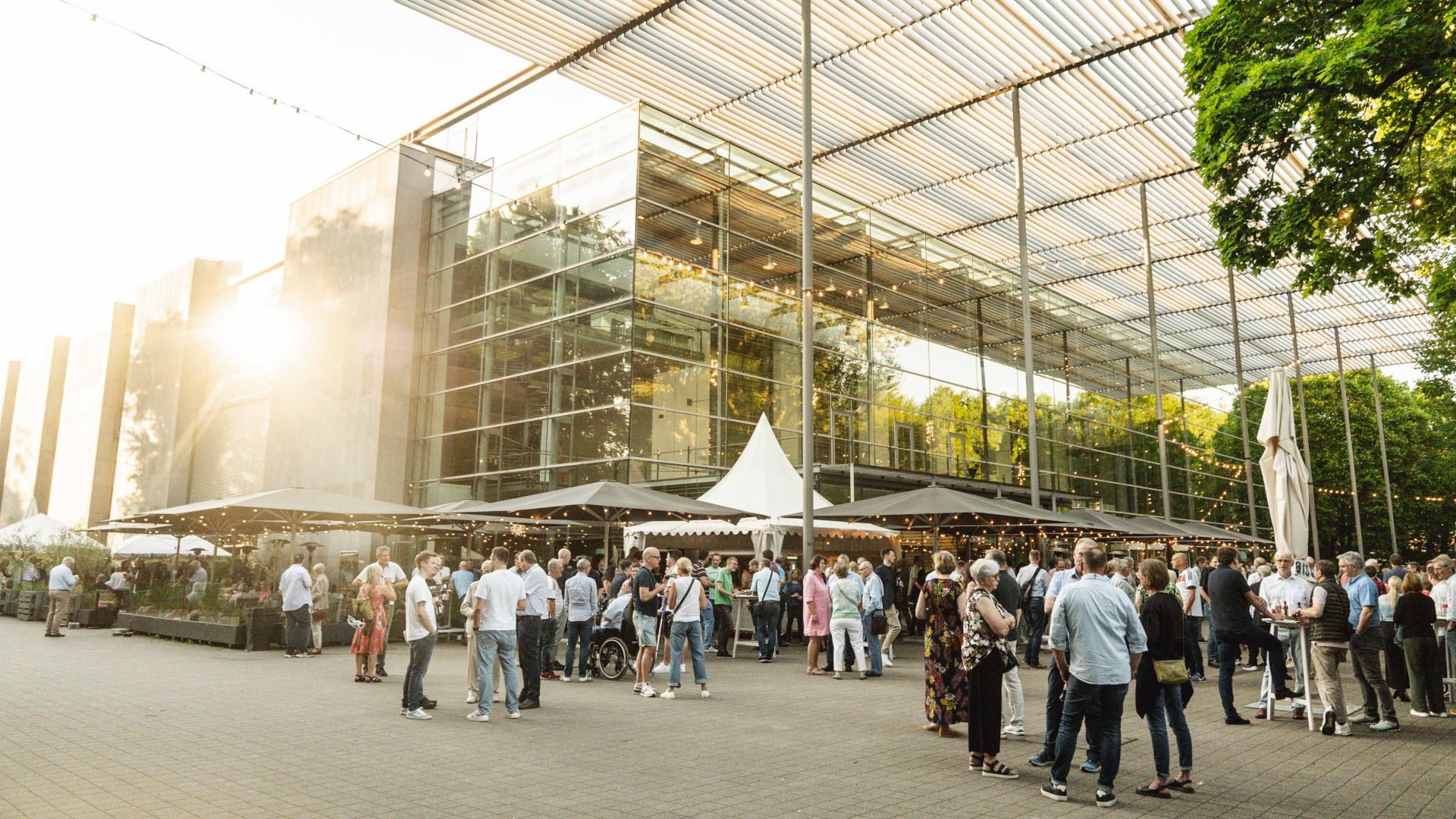 The forecourt of the Ruhrfestspielhaus is filled with people during events