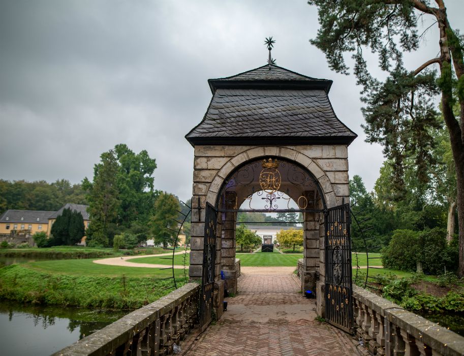 The Baroque bridge, today also known as the Wedding Bridge, is a popular photo motif in the park of Schloss Dyck