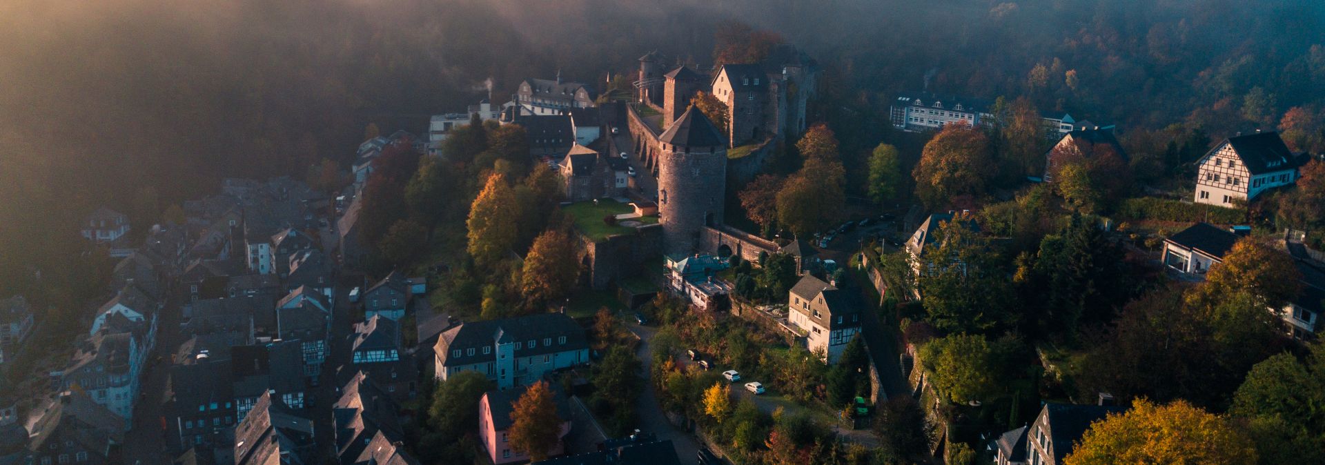 Monschau is a town with picturesque half-timbered houses and a cloth-making past steeped in tradition. The castle is a landmark visible from afar