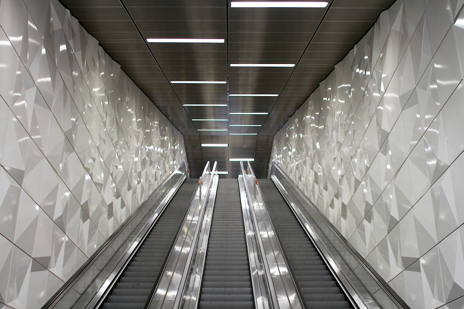 Jan Dimog, Die Rolltreppe zur Wehrhanlinie der Heinrich-Heine-Allee in Düsseldorf.