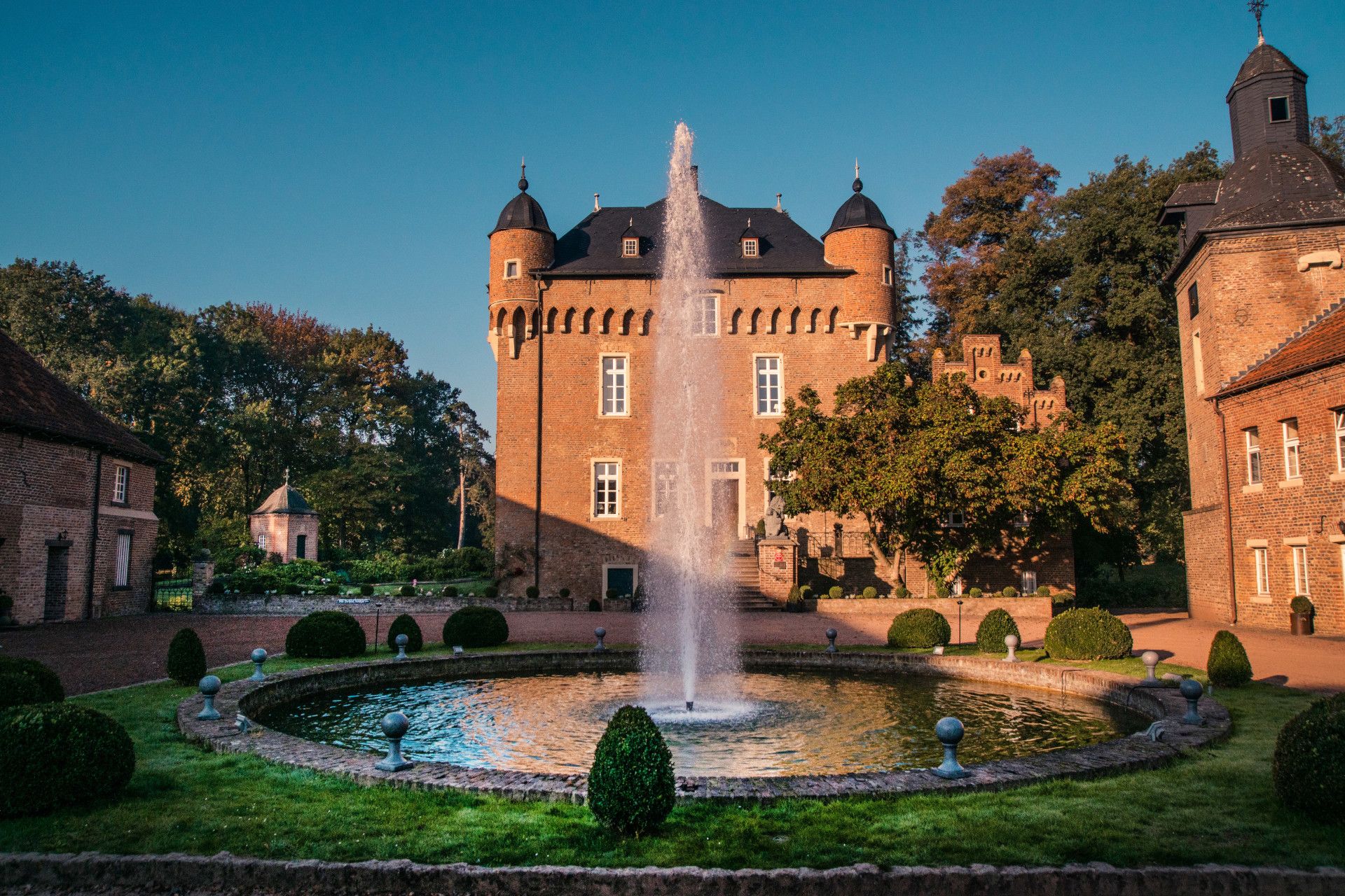 Loersfeld Castle exterior view with fountain