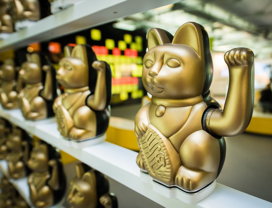 Maneki-neko, also known as waving cats, are famous Japanese talismans. They also have a place in the Heinz Nixdorf MuseumsForum