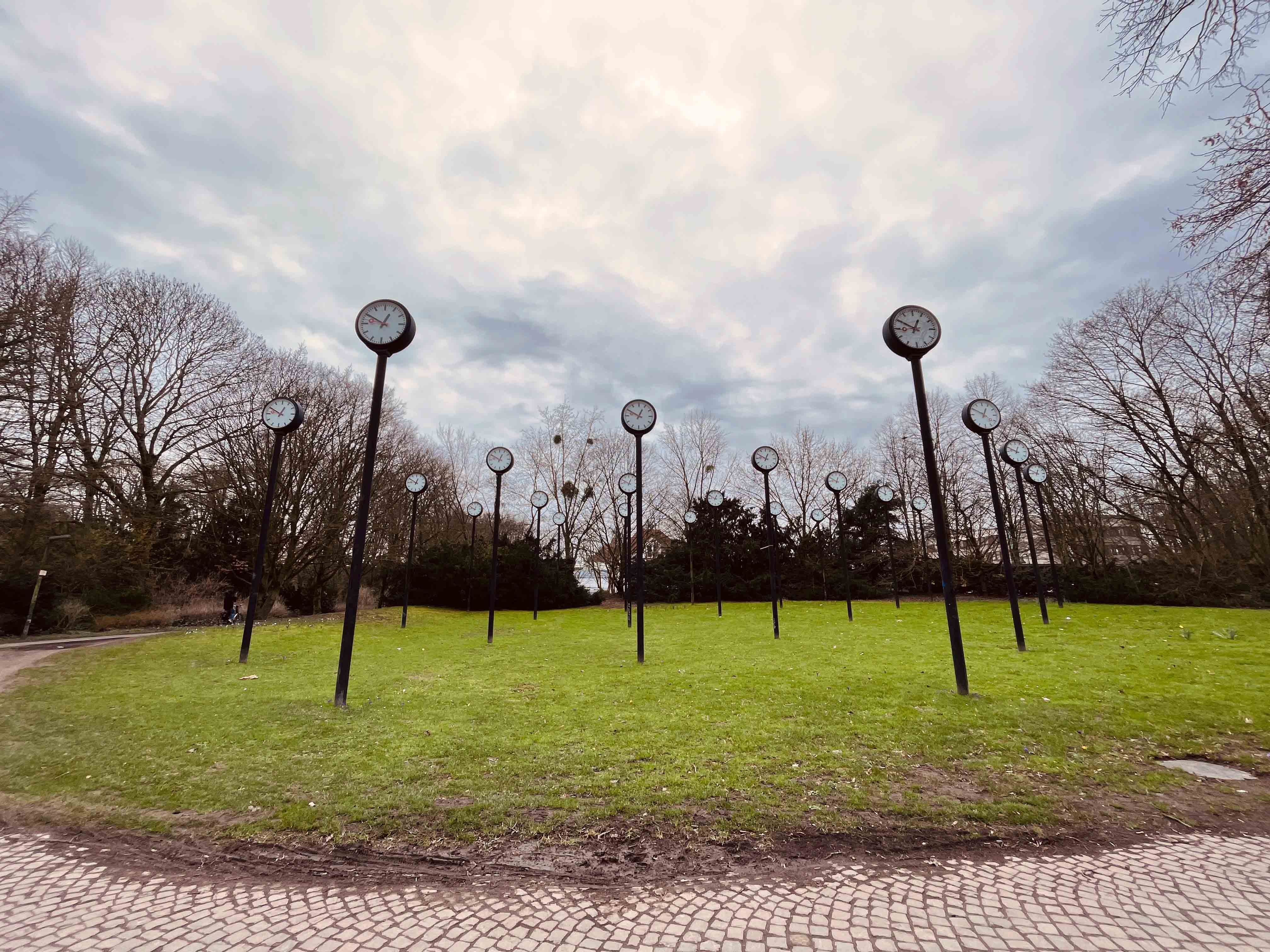 Tourismus NRW e.V., Kunstwerk "Zeitfeld" im Volksgarten Düsseldorf, Künstler: Klaus Rinke