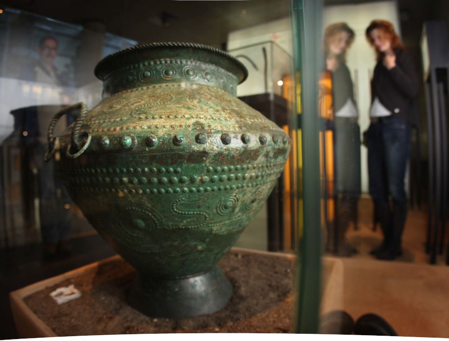 The urn from Gevelinghausen was a surprise when it was found by a farmer in the 1960s. It dates back to the 800th century BC