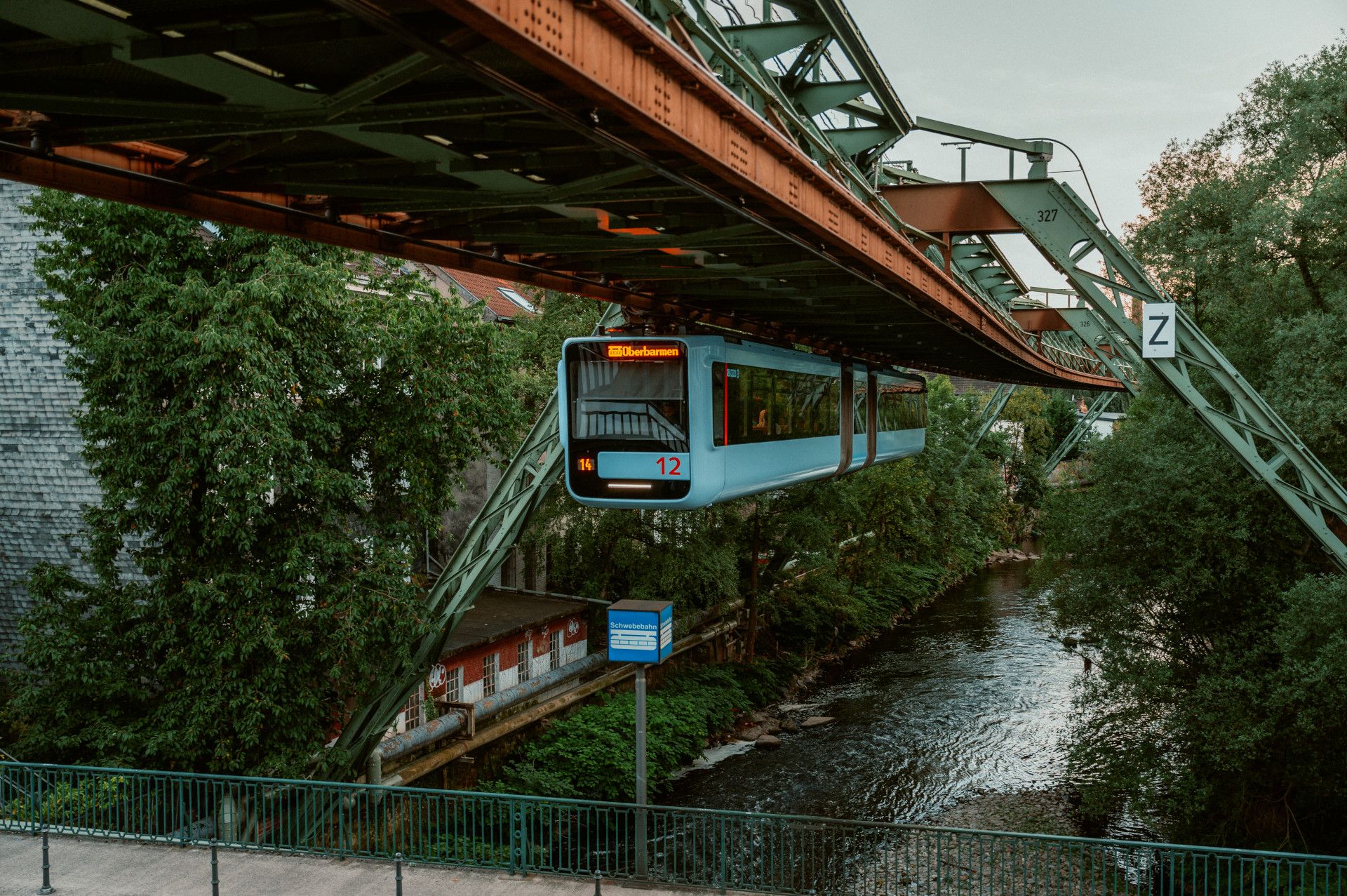 Die Schwebebahn fährt auf einer 13 Kilometer langen Strecke in Wuppertal. Sie steuert 20 Haltestellen an