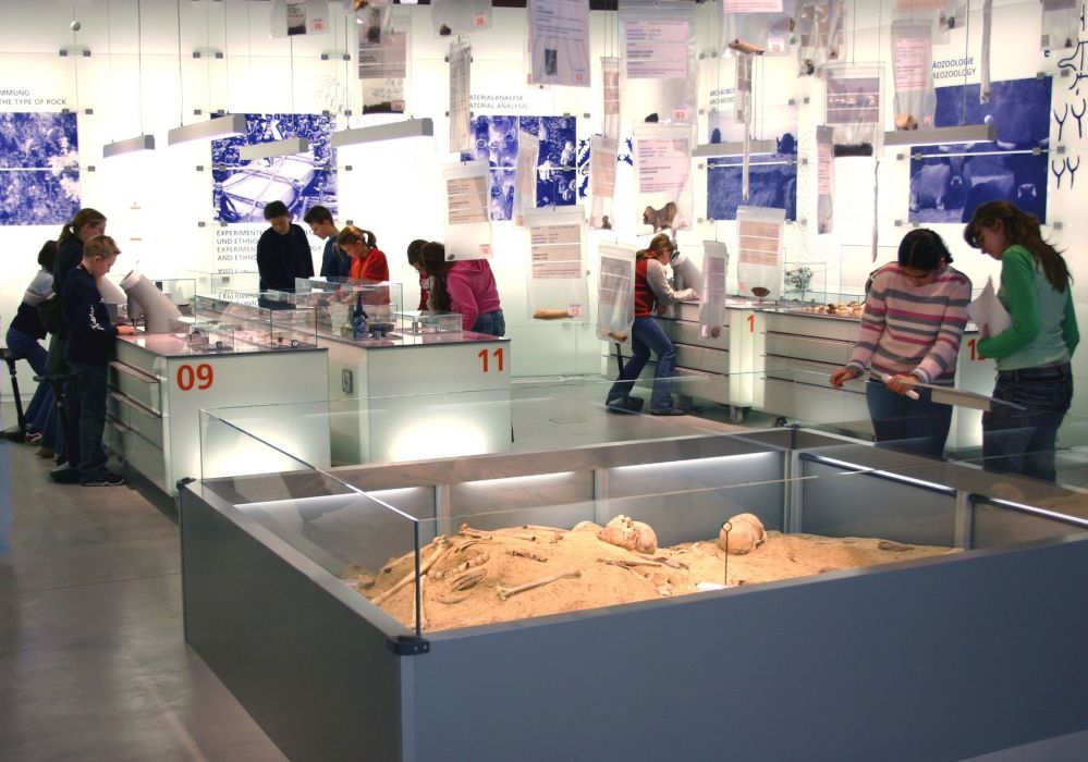 Guests can practise being archaeologists themselves at the stations in the research laboratory