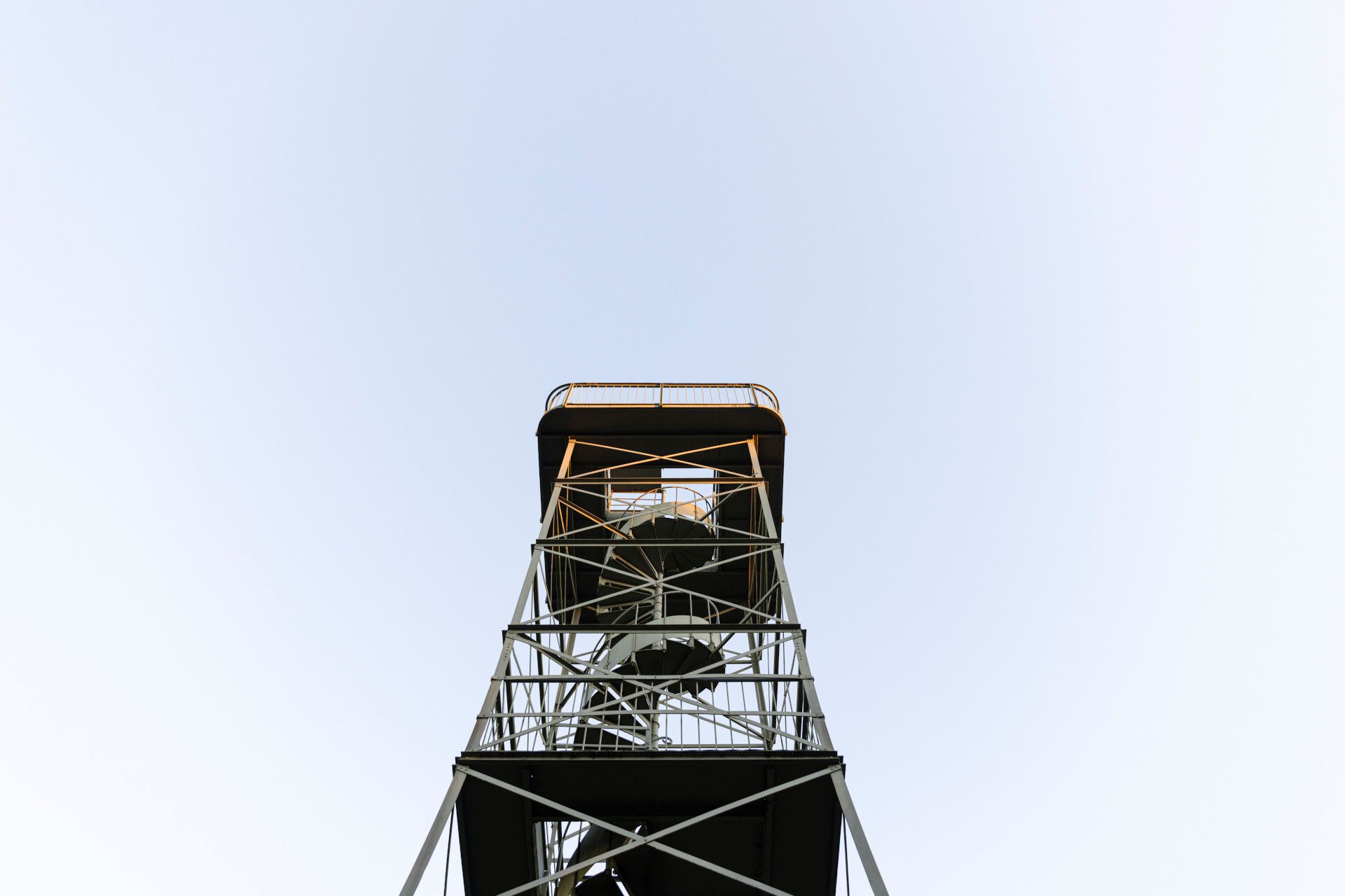 Tourismus NRW e.V., Ralph Sondermann, Gillerturm vor blauen Himmel, Siegen-Wittgenstein