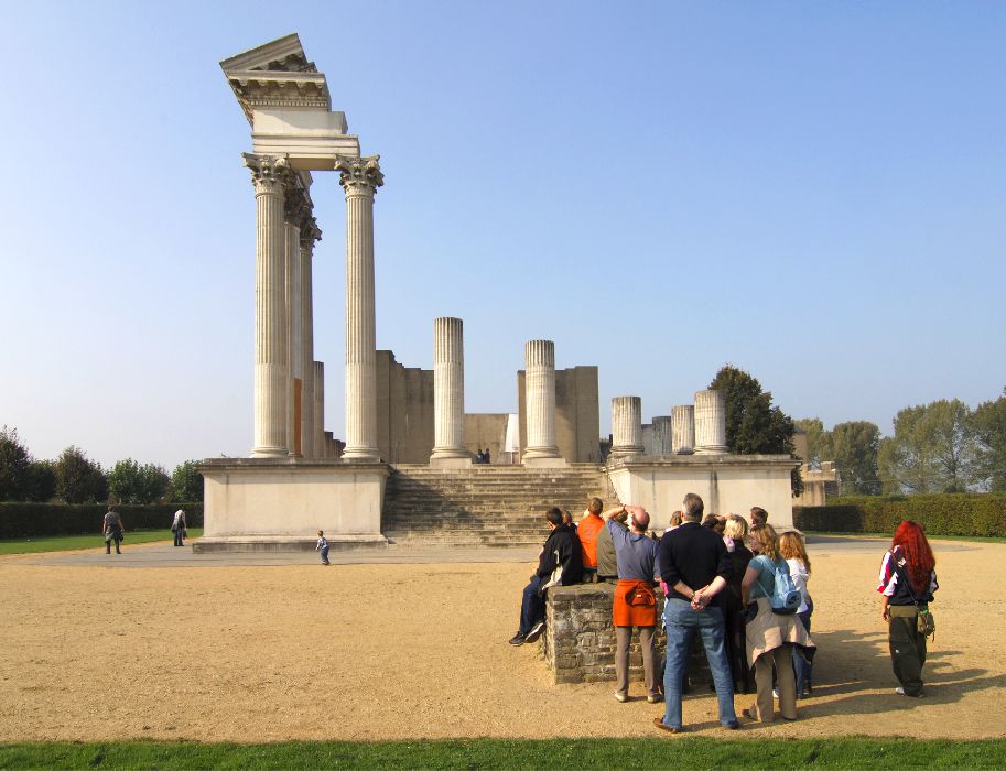 The harbor temple of the Colonia Ulpia Traiana was the second largest temple in the city on the Lower Germanic Limes after the Capitol