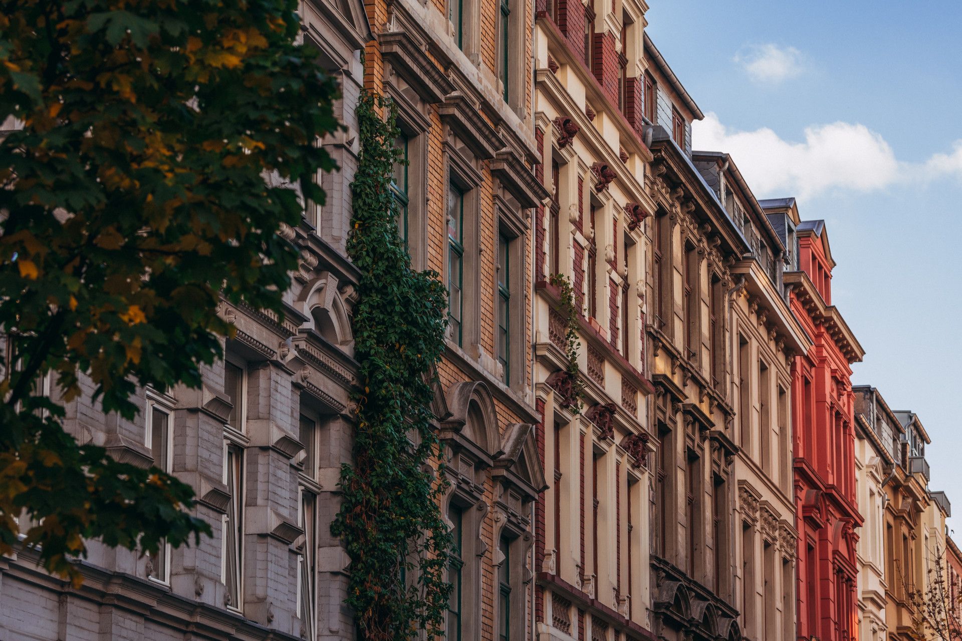 Fassade in der Kölner Südstadt, Merowinger Str.