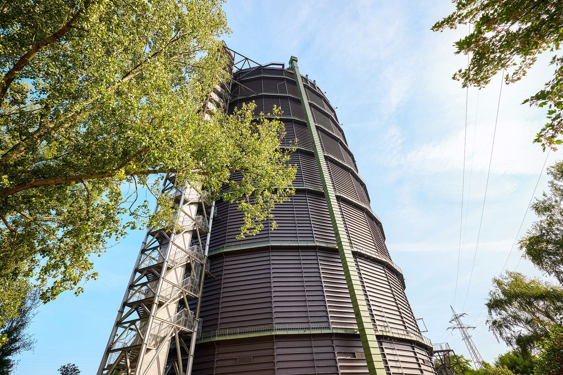 Gasometer von unten vor blauem Himmel 