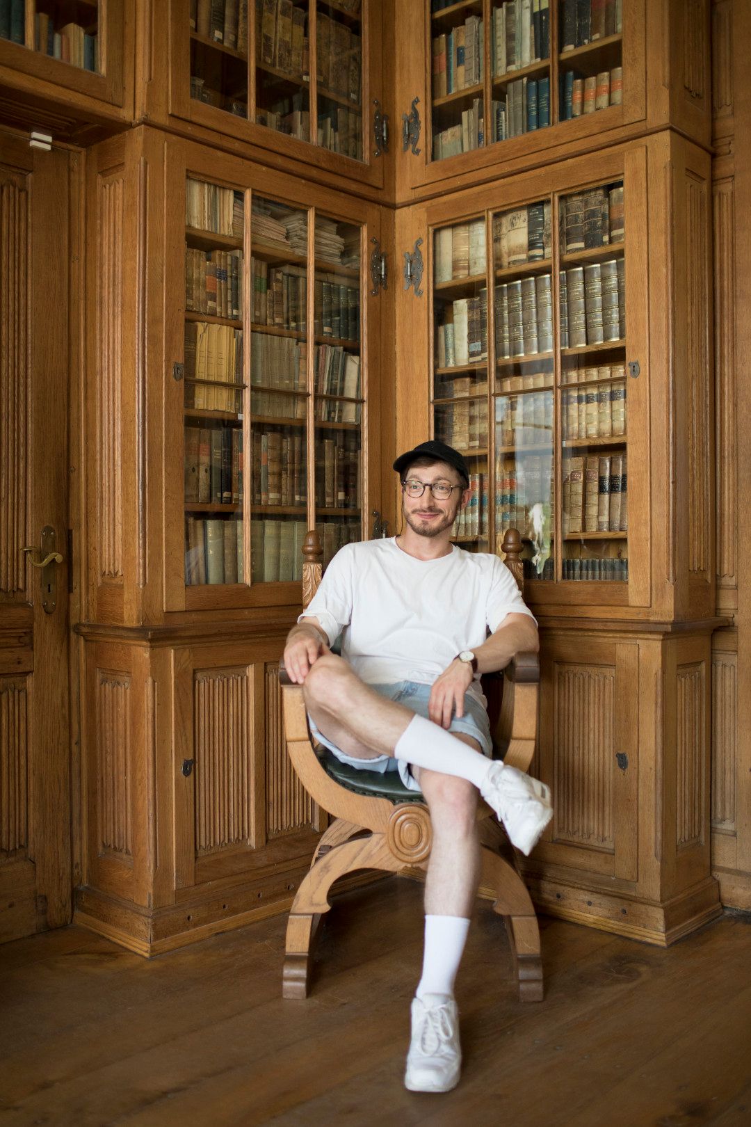 Jörg Albrecht vor Bücherschrank in Burg Hülshoff, Münsterland