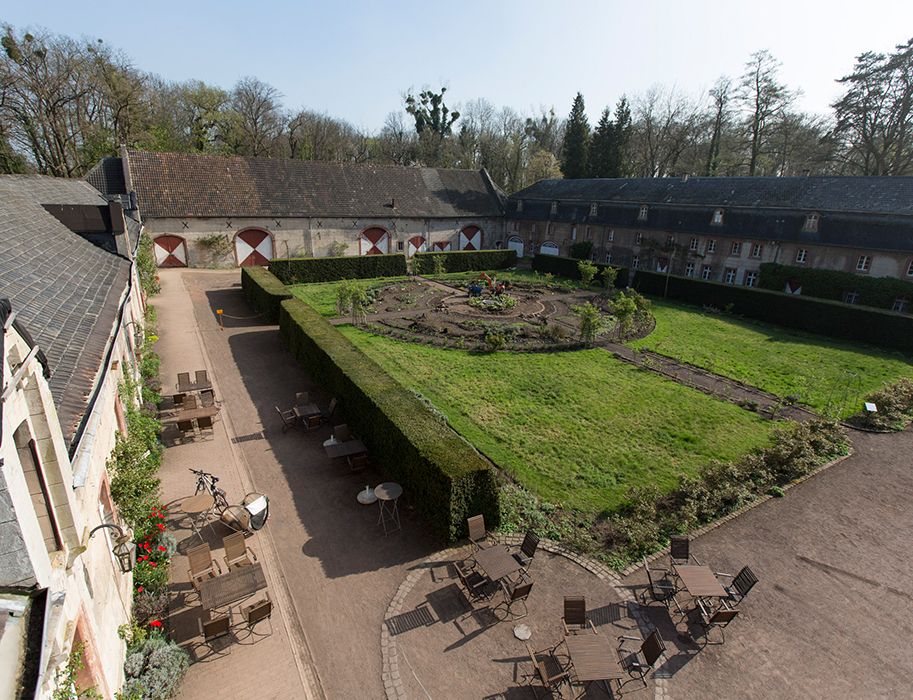 In the inner courtyard of Türnich Castle, guests will find a café for a break