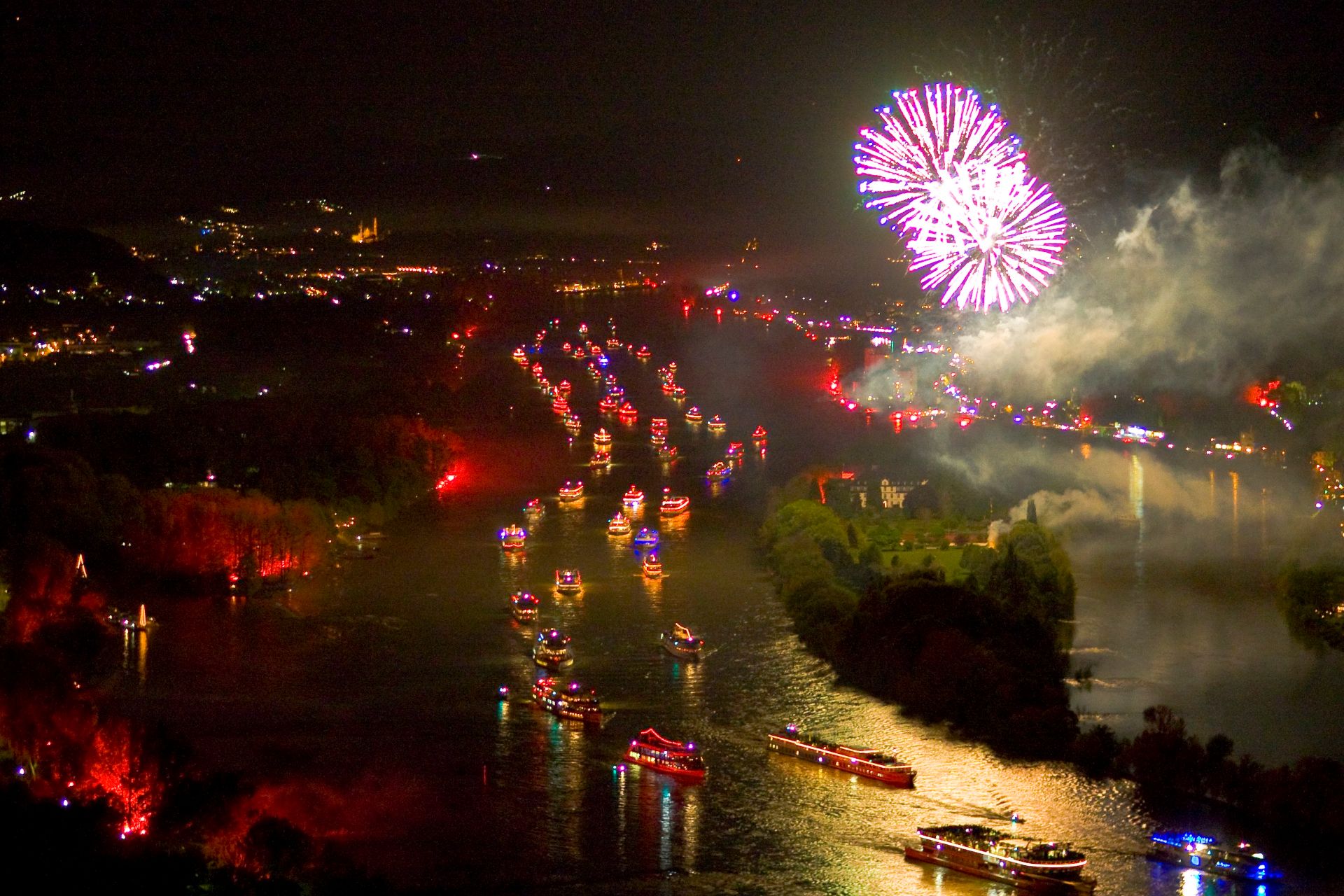 A convoy of ships crosses the Rhine. The ships shine in bright colors