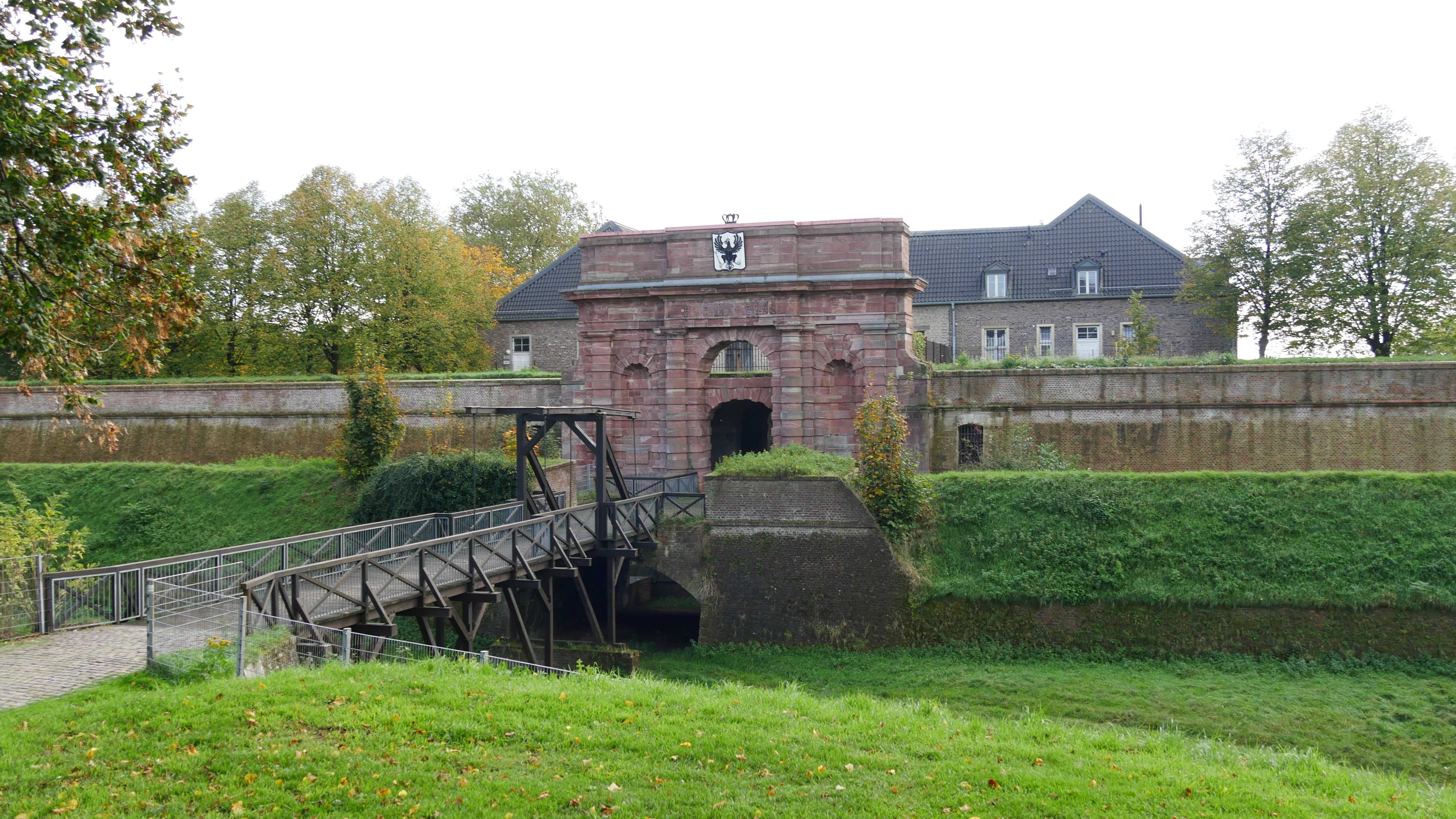 Wall und Gebäude der Zitadelle