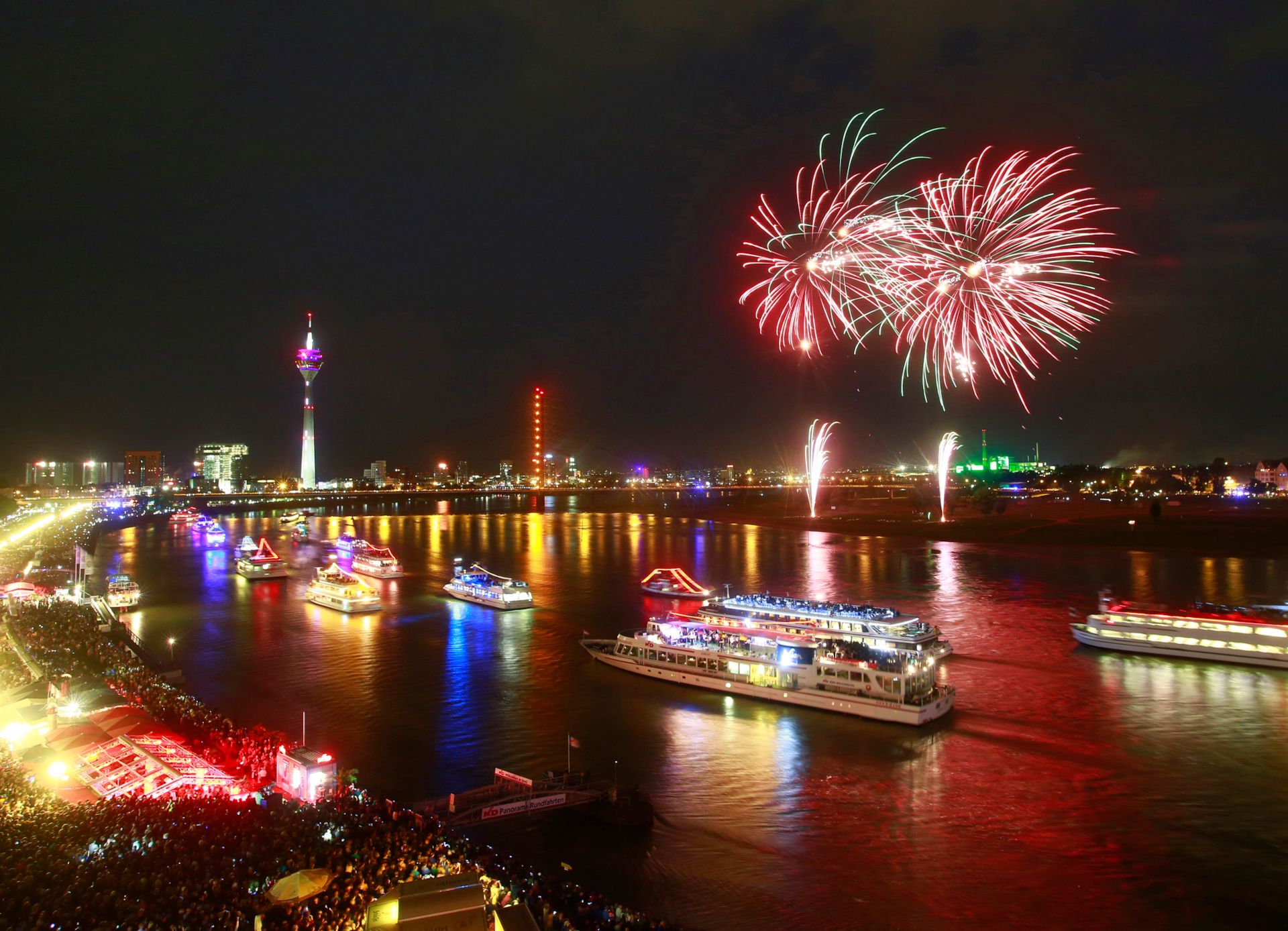 To round off Japan Day, a spectacular Japanese firework display lights up the sky over Düsseldorf