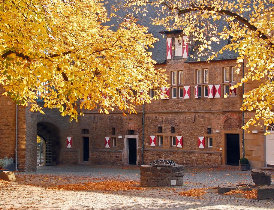 The courtyard of Broich Castle shines in wonderful yellow and orange in the fall