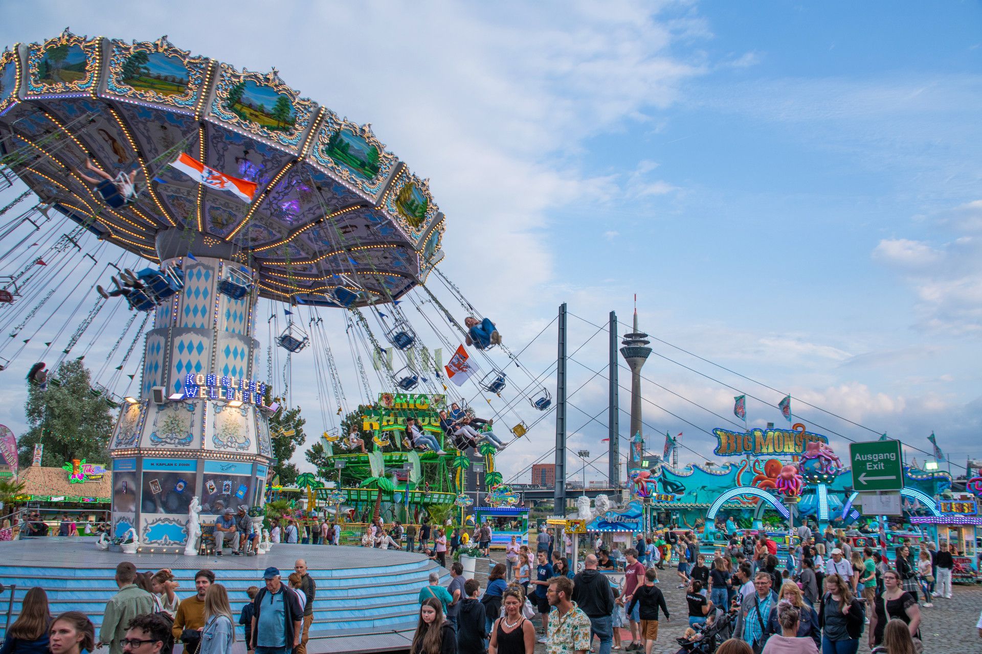 Ferris wheel and visitors at Rheinkirmes Düsseldorf