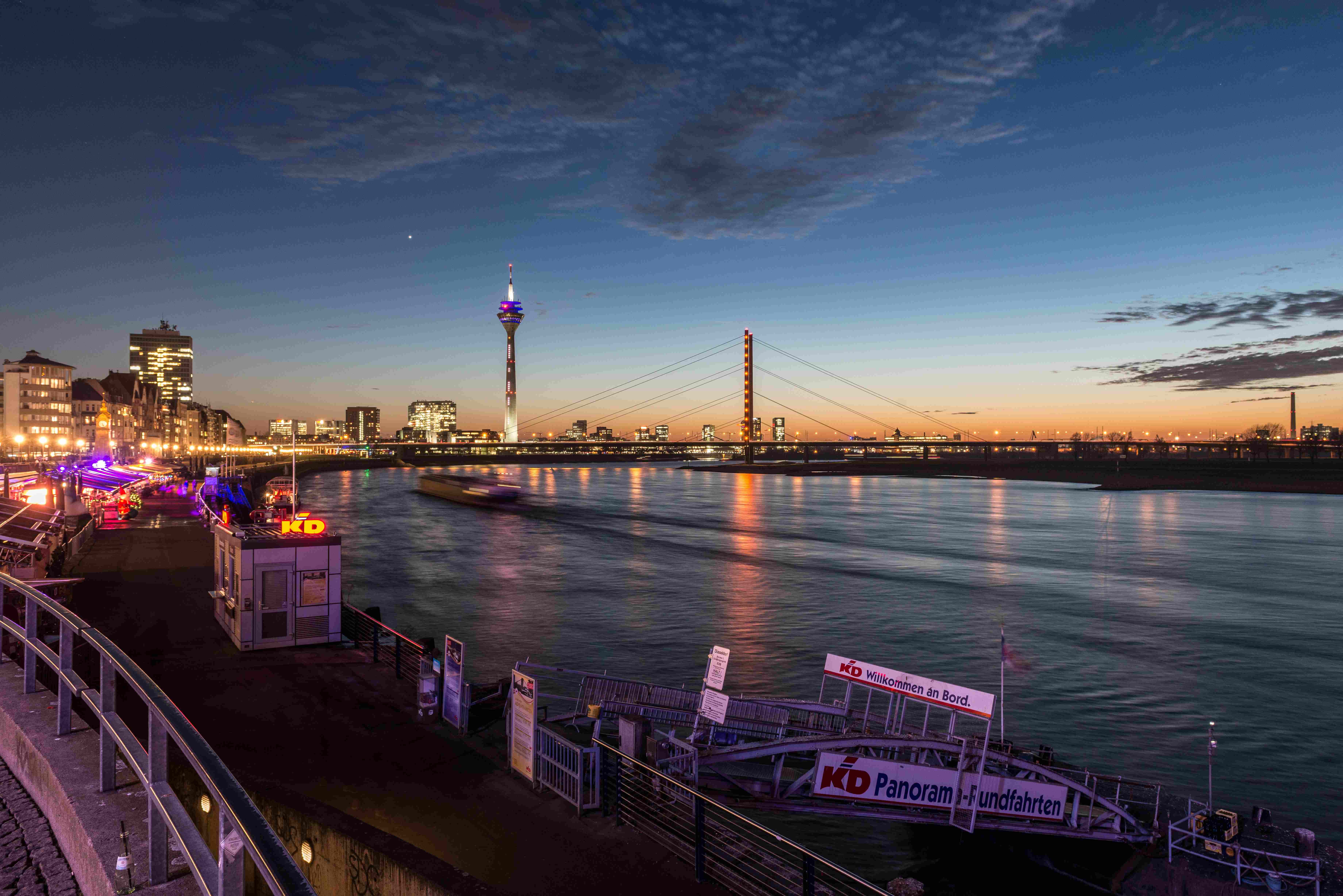 Düsseldorf Panorama bei Nacht