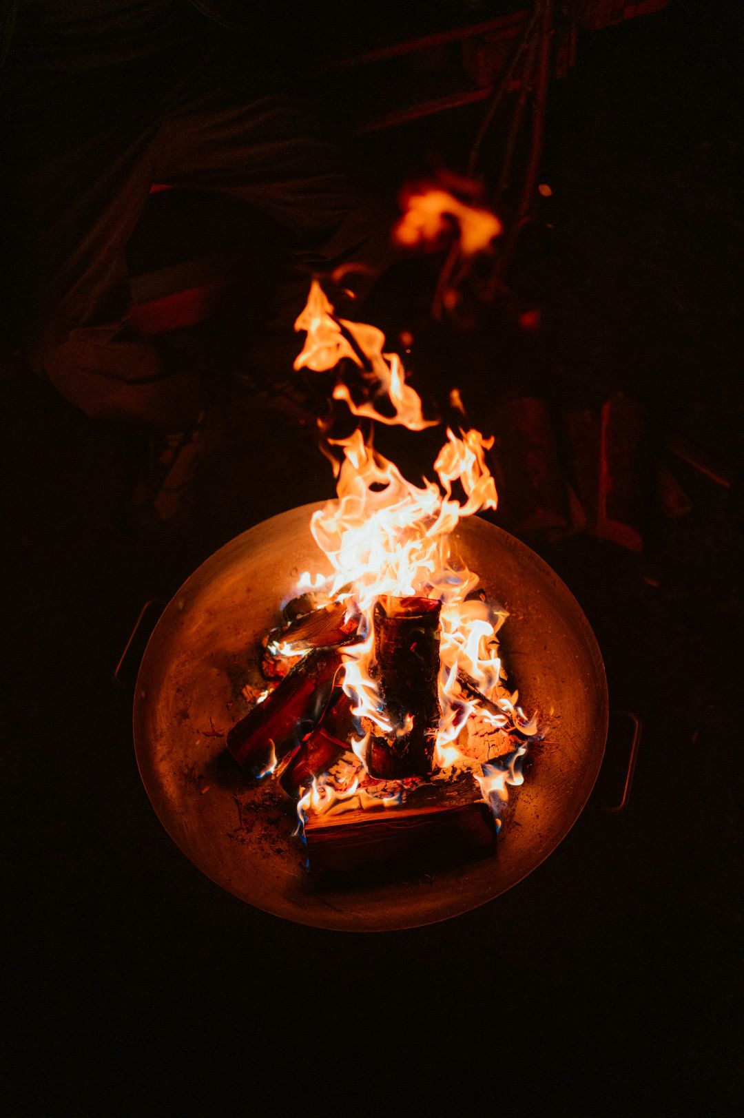 Brennende Holzscheite in Feuerschale