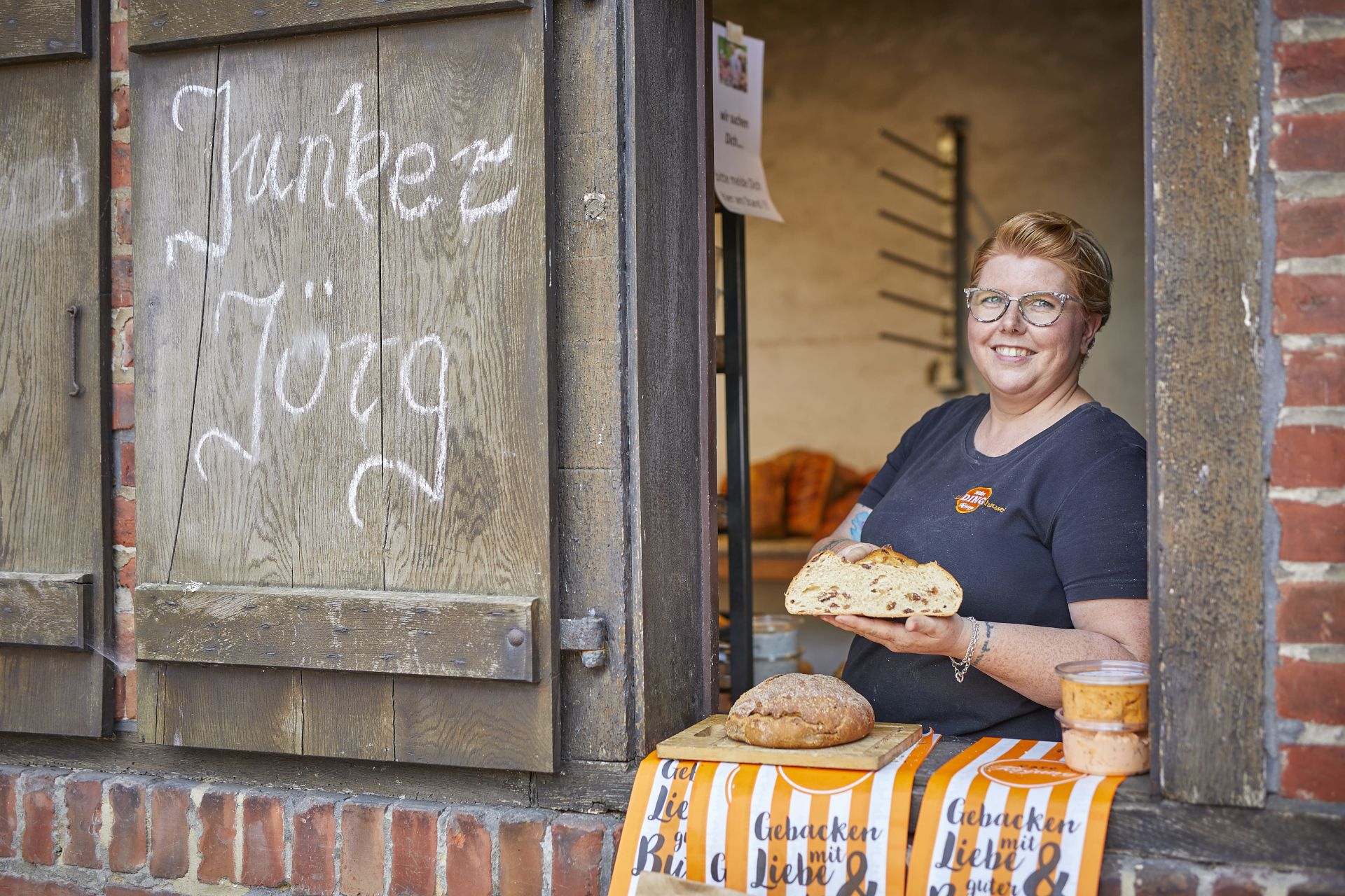 Junker Jörg sells freshly baked bread at the bakery window at Vischering Castle for the Münsterland Castles and Fortresses Day