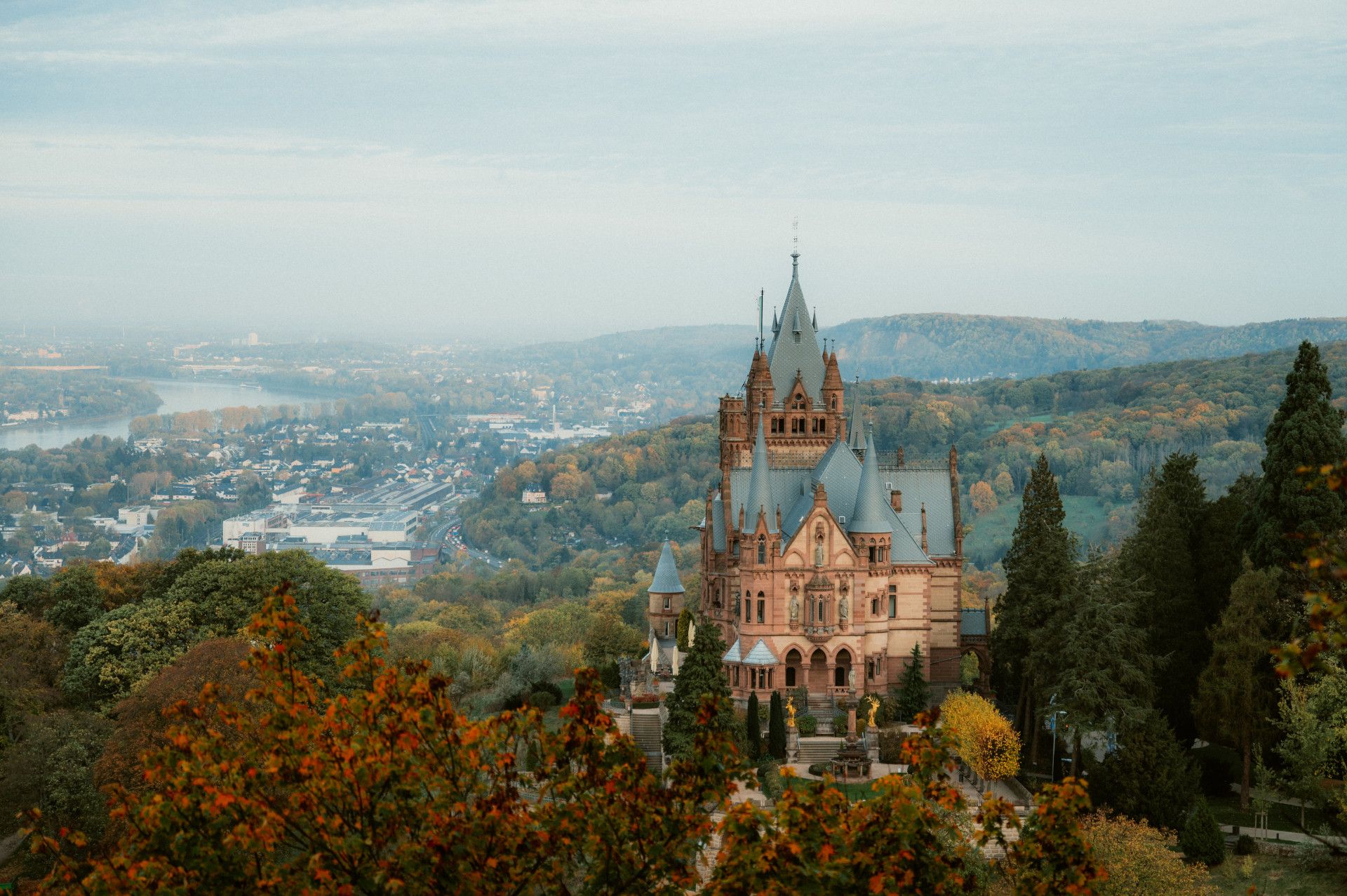 Schloss Drachenburg mit Blick auf Bonn