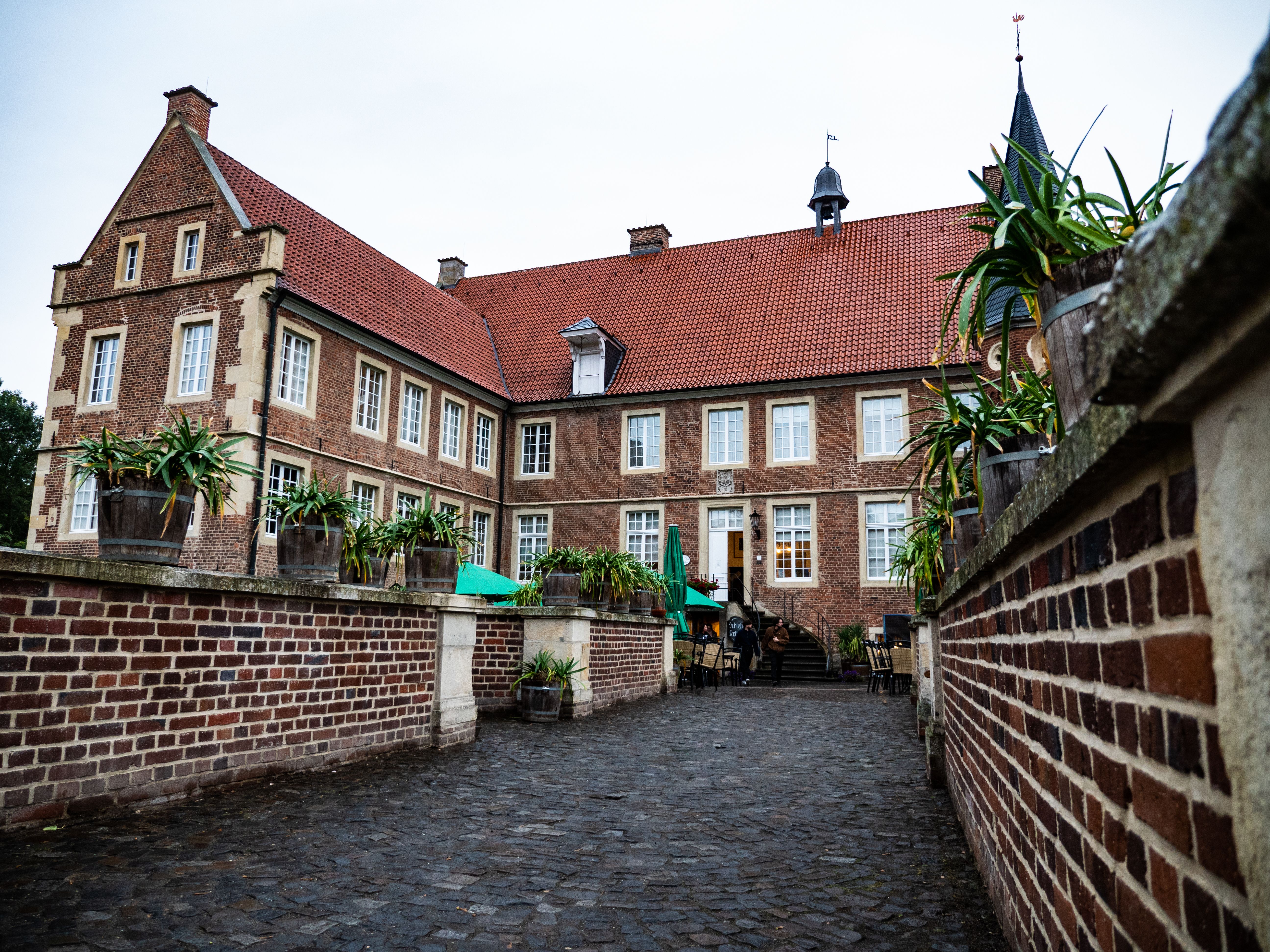 Tourismus NRW e.V., Die Fassade der Burg Hülshoff in Havixbeck