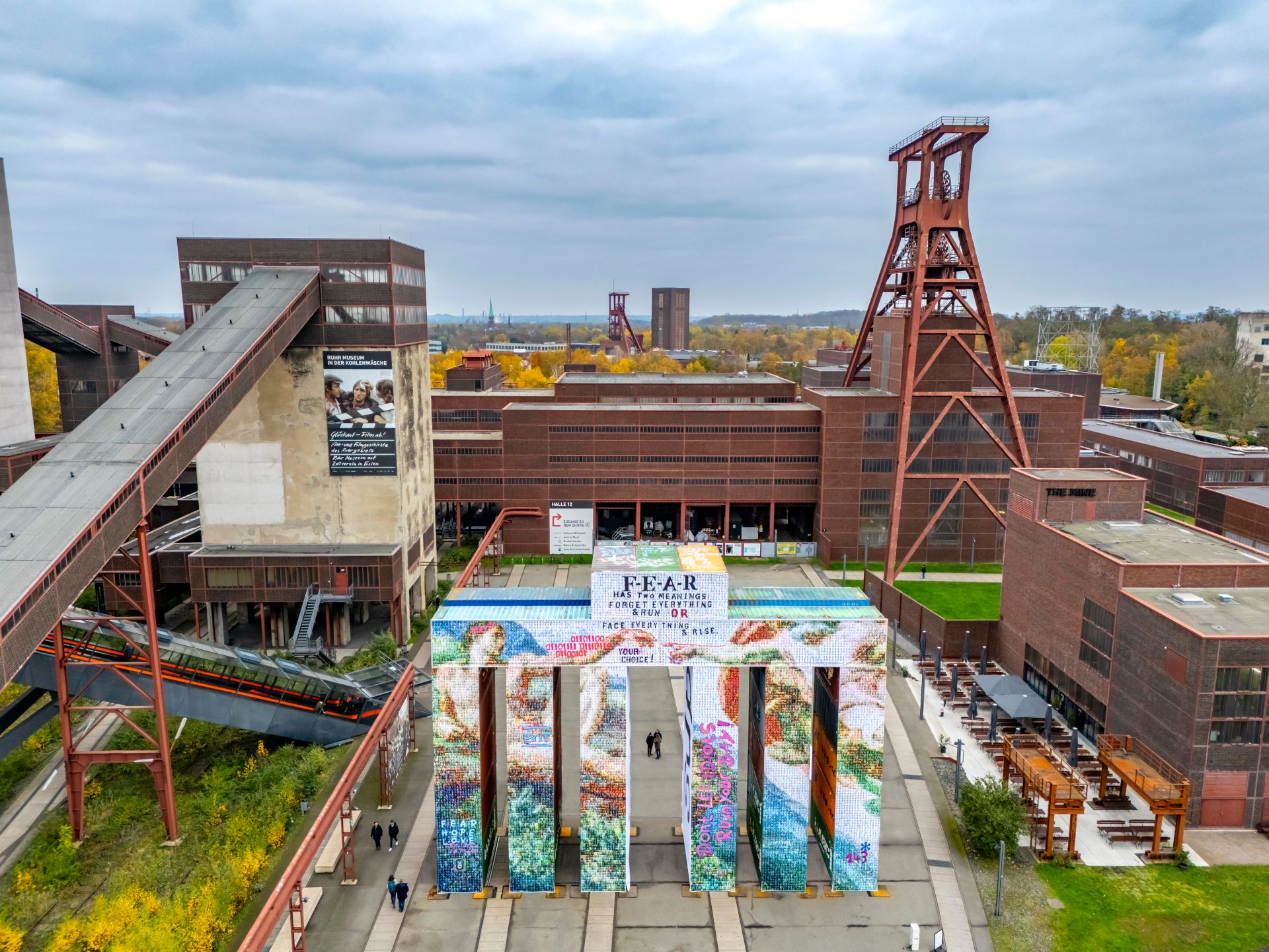 The Global Gate is 24 meters wide, 21 meters high and 6 meters deep. It consists of 37 freight containers