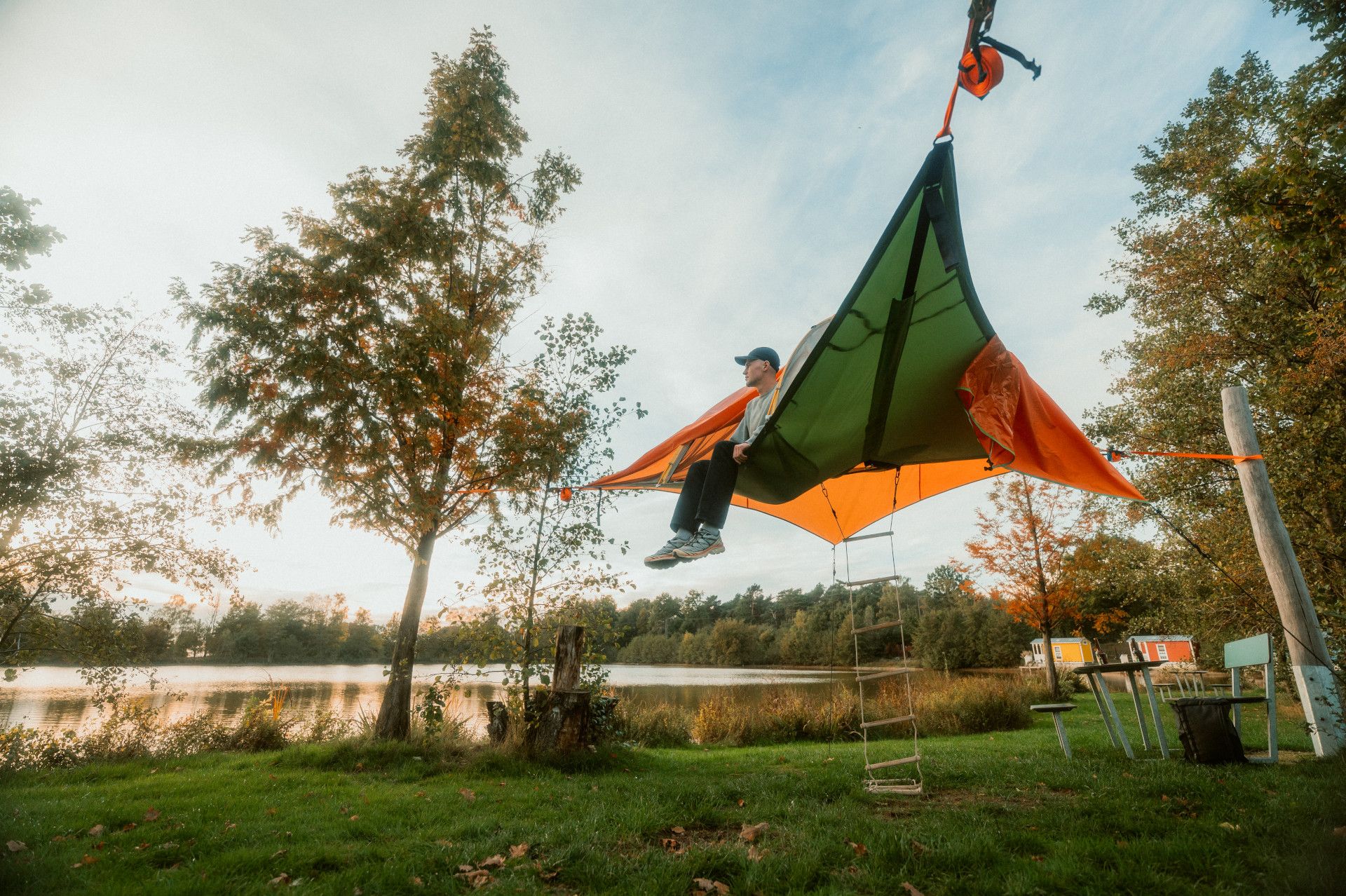 Dingdener Heide Person sitzt im Schwebezelt