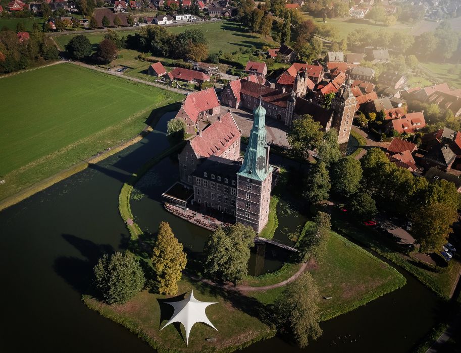 Raesfeld Castle consists of a chapel, bailey and main castle. The castle complex is surrounded by a historic freedom, i.e. a small town