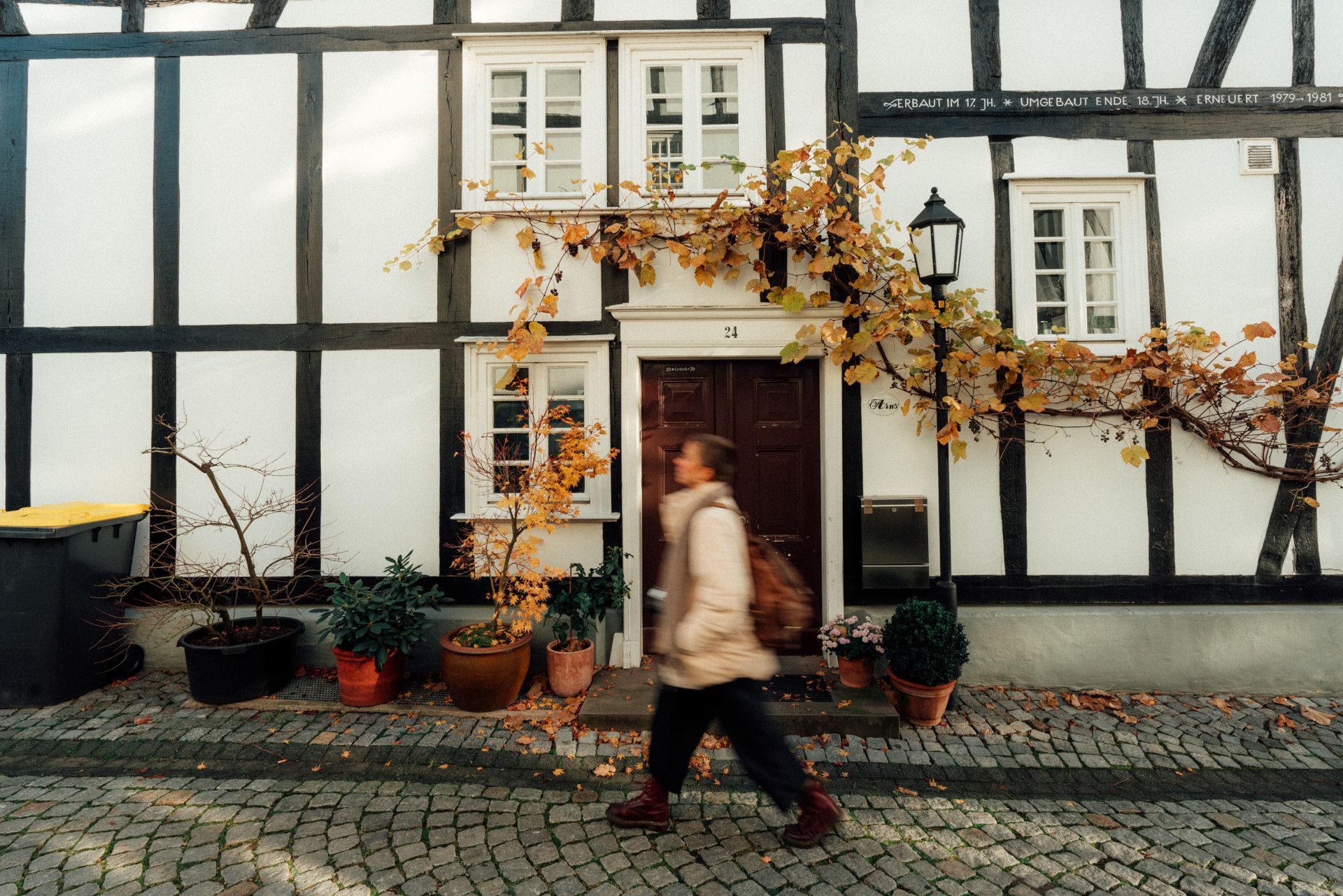 Alter Flecken Freudenberg Fachwerkhaus mit Wanderin