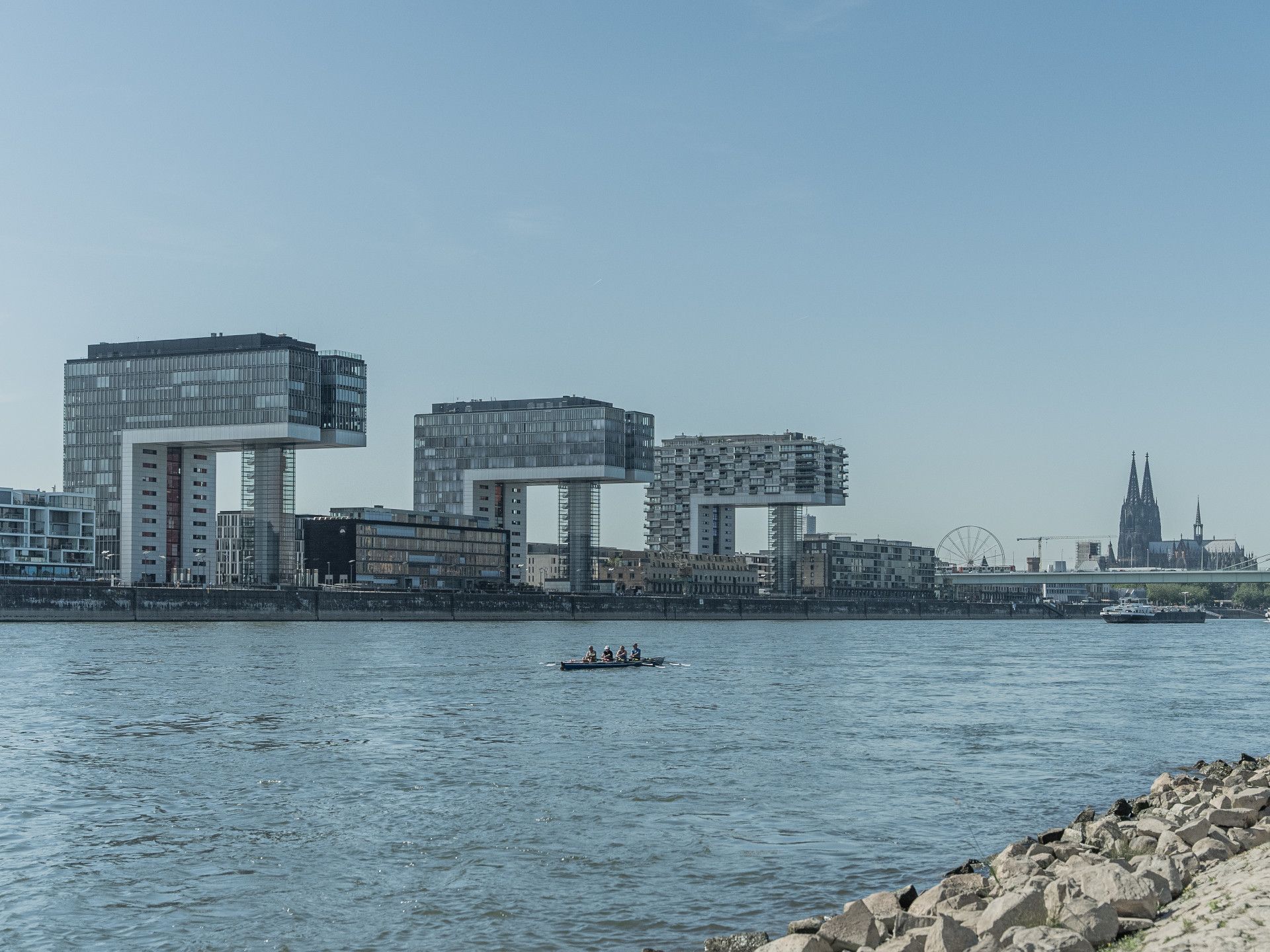 Rheinauhafen mit Kanu auf dem Rhein