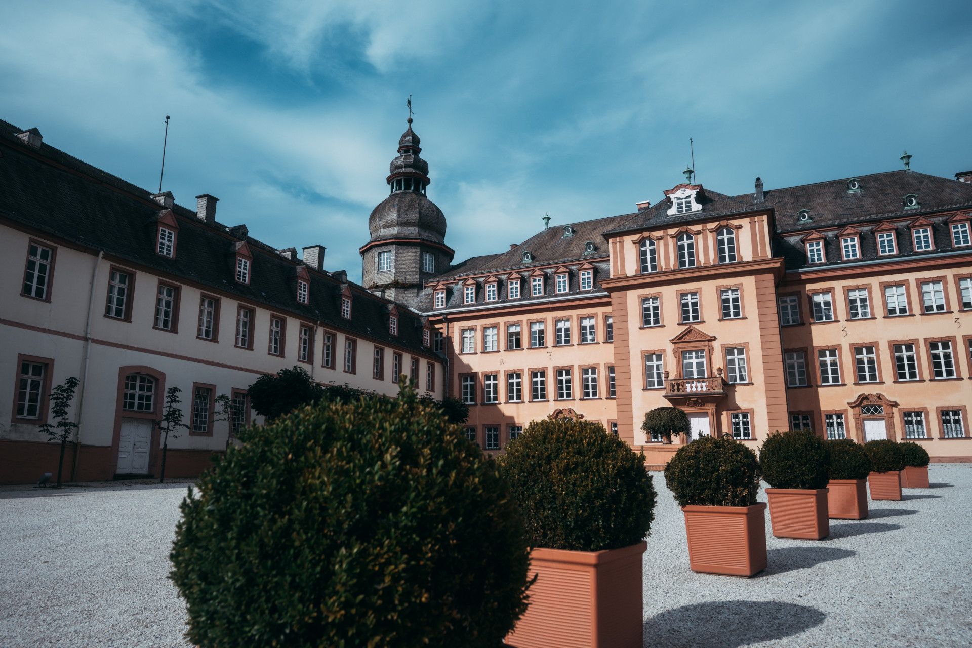 Büsche auf dem Burghof von Schloss Berleburg