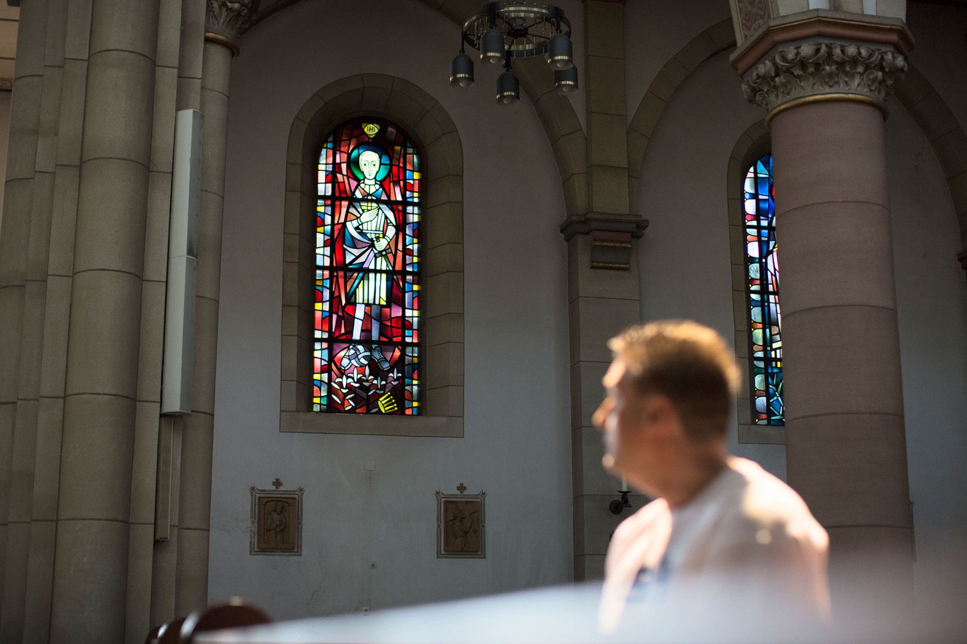 Oliver Kruschinski vor einem Kirchenfenster