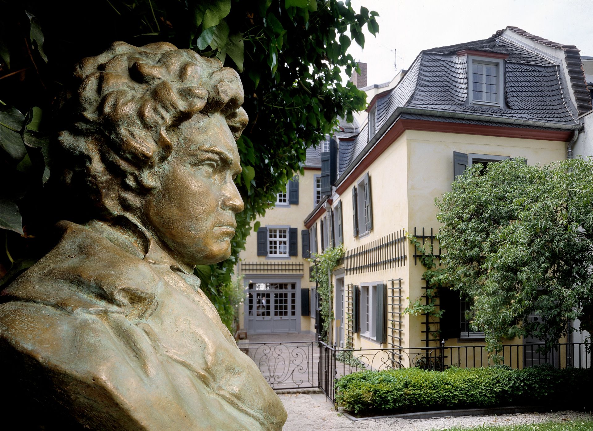 Beethoven-Haus Bonn, museum, garden view with bust of Riscutia