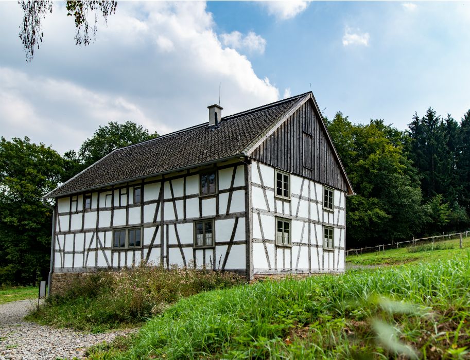 The Lindscheid house is a so-called residential stable house, built in a style typical of the Bergisches Land region