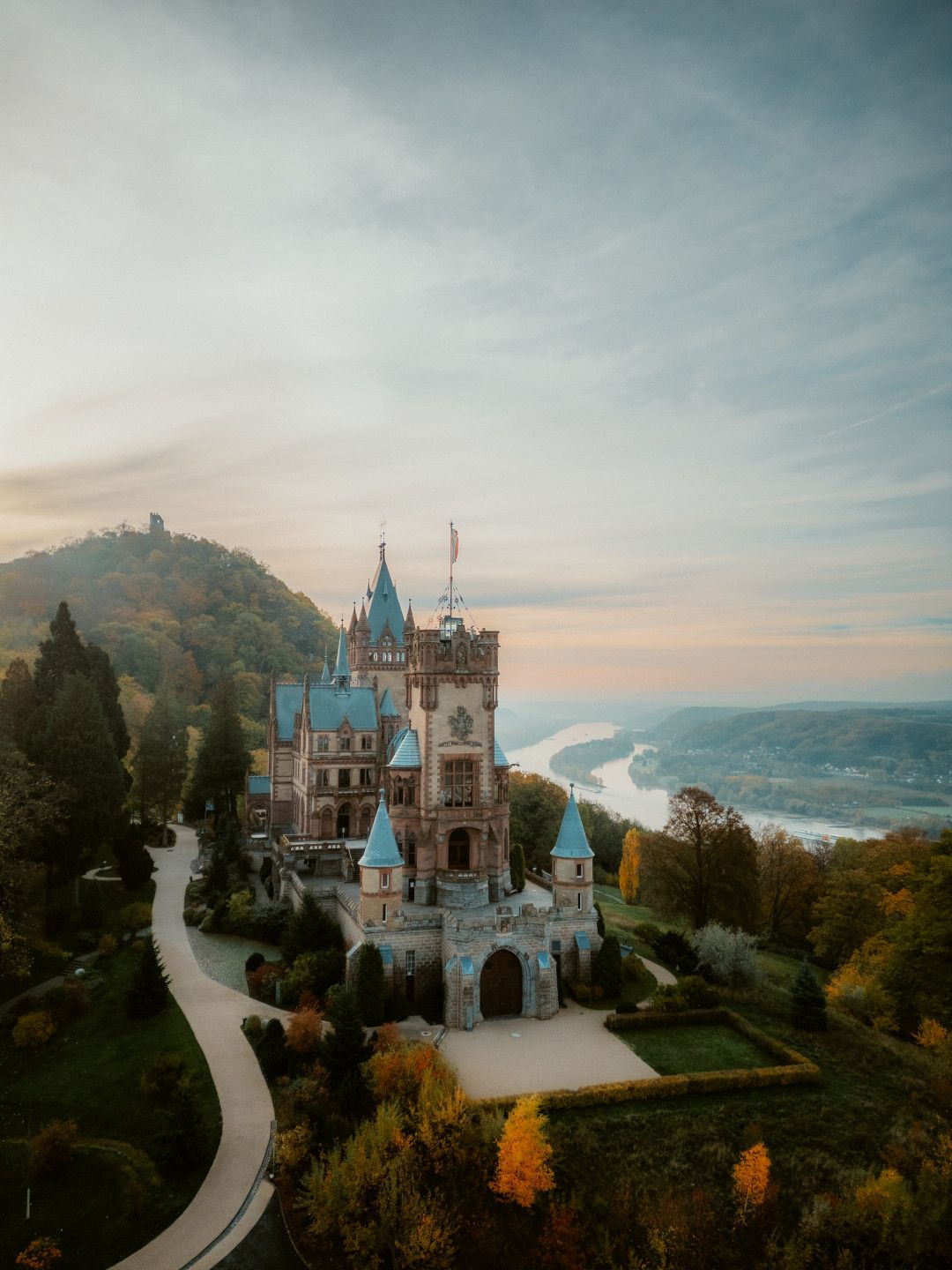 Schloss Drachenburg mit Blick auf den Rhein in Richtung Bad Honnef