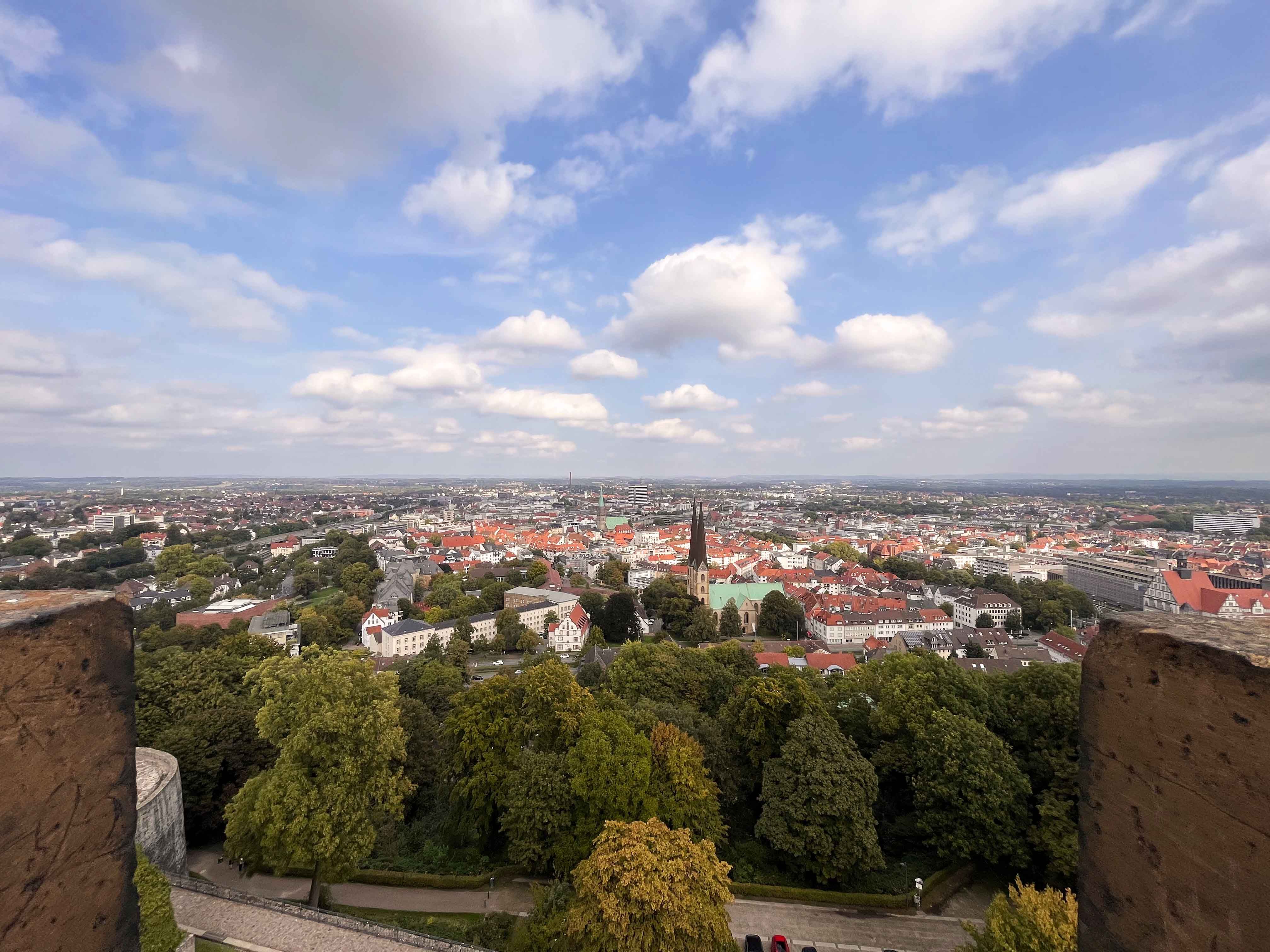 Tourismus NRW e.V., Blick auf Bielefeld von der Sparrenburg