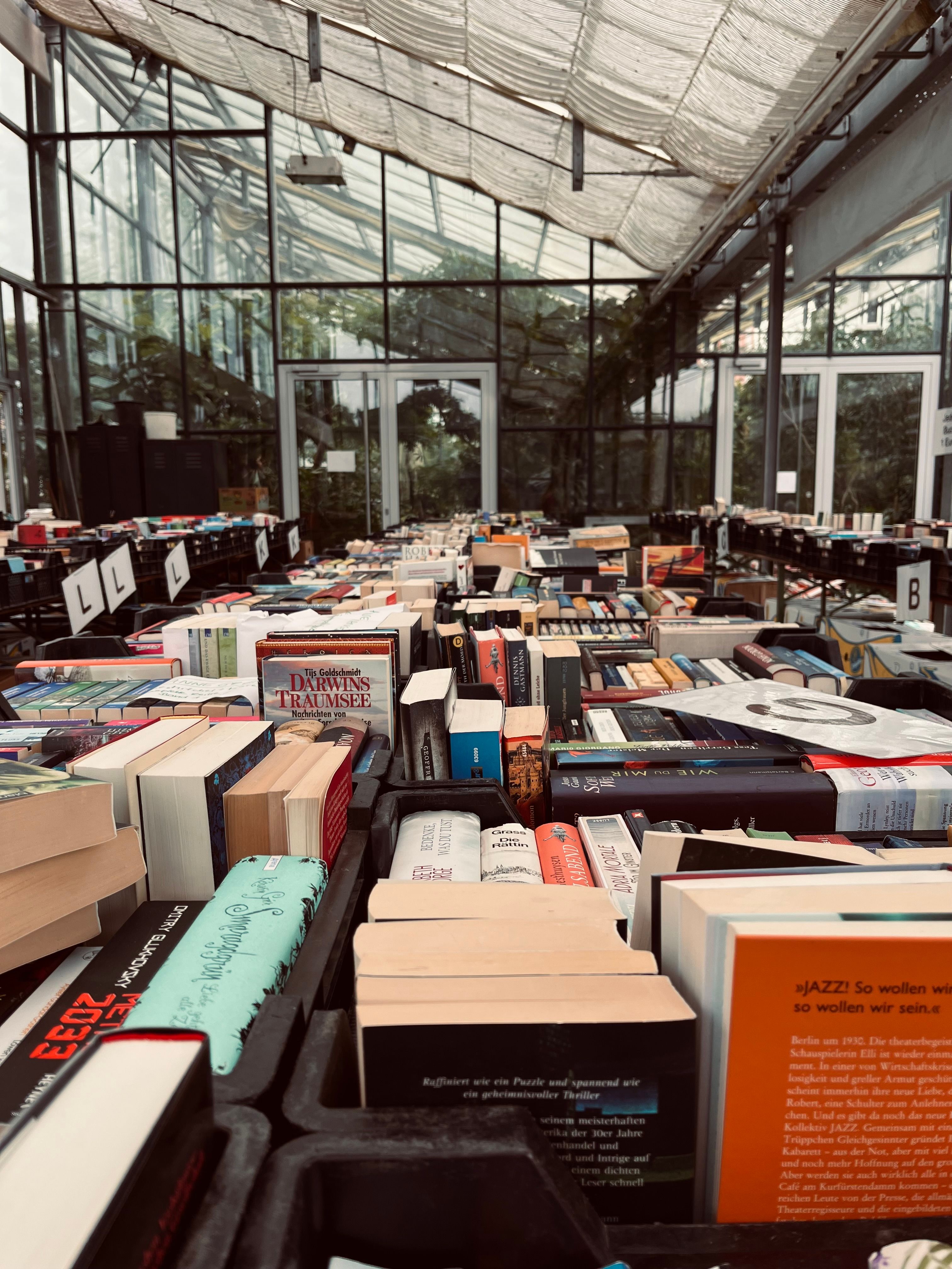 Büchertisch in einem Gewächshaus des Botanischen Gartens Wuppertal