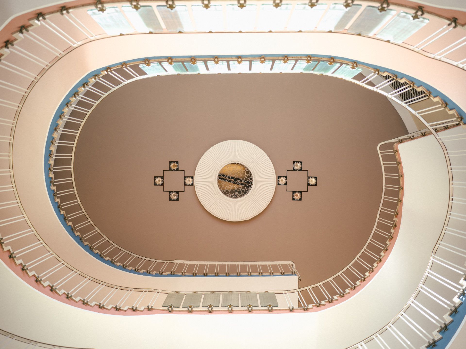 Das Treppenhaus im Opernhaus Wuppertal weist symmetrische Züge auf